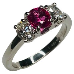 Ring mit 3 Steinen aus Platin, Diamant und Rubin