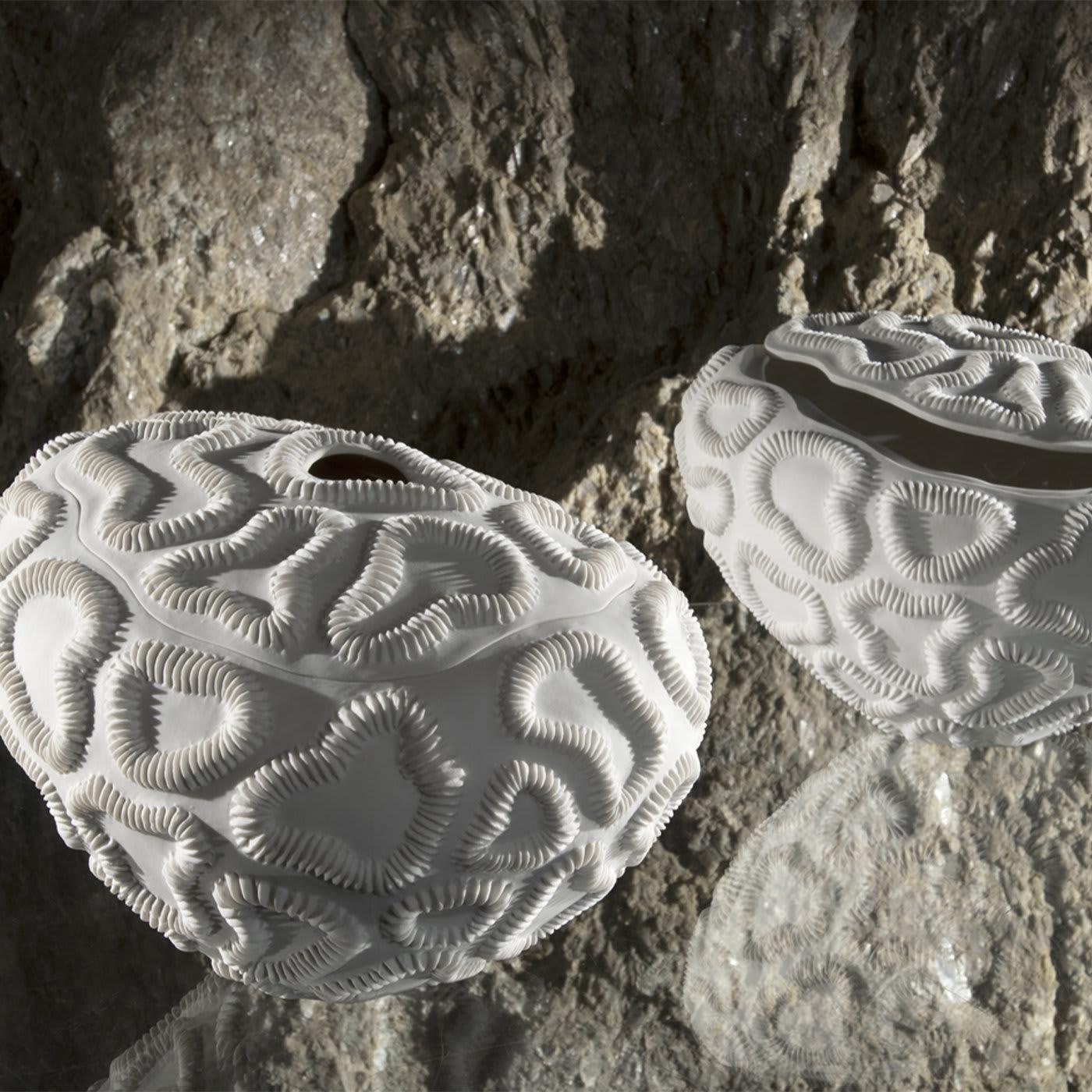 Le bol blanc Lithos présente une texture glorieuse avec des formes ressemblant à des fossiles qui recouvrent la surface. Doté d'une belle composition, d'une forme parfaite et d'un couvercle amovible, le bol constitue un ajout élégant à tout décor de