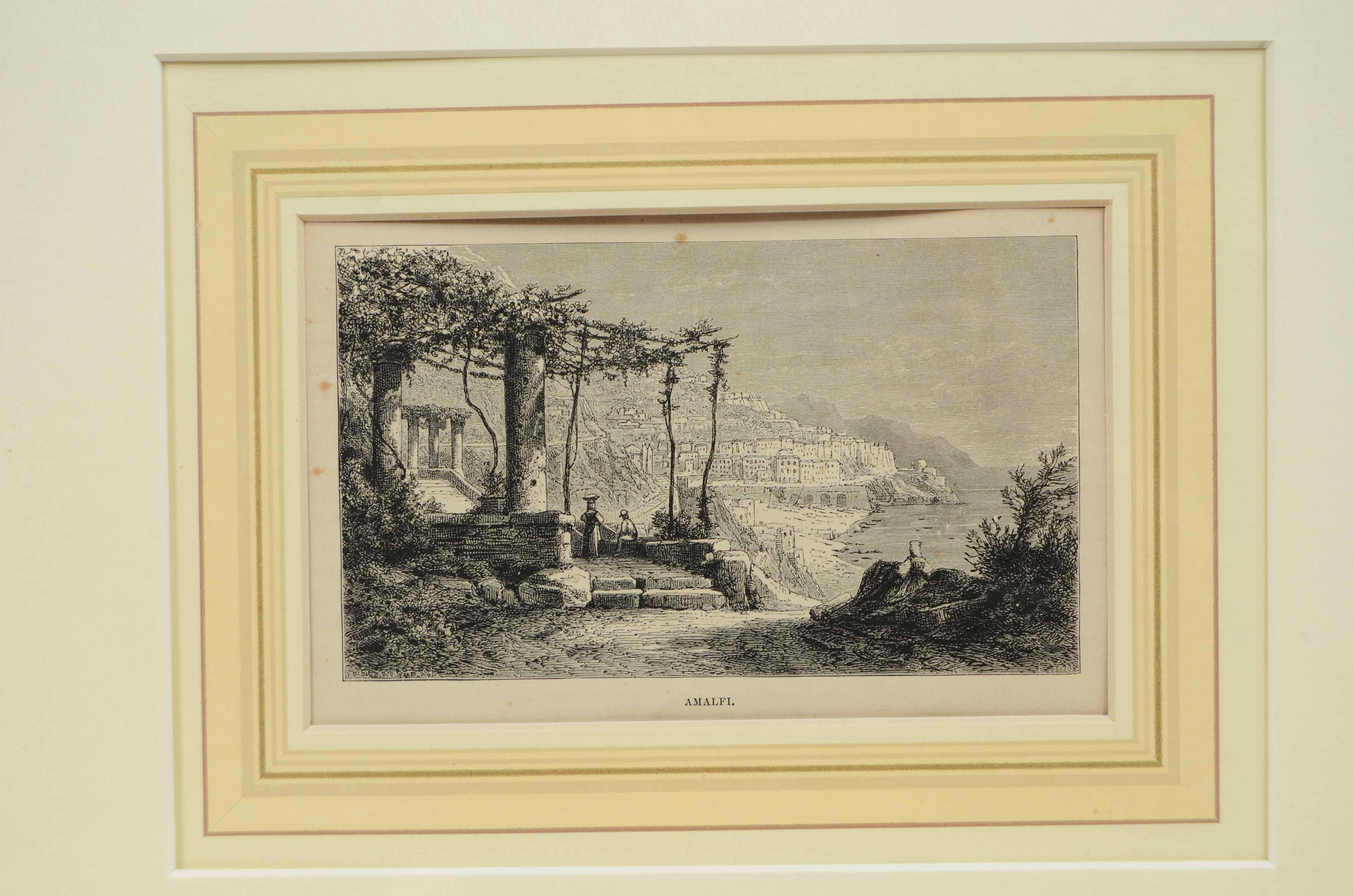 Lithographie auf Papier von  Amalfi in der Provinz Salerno, Italien, aus der Mitte des 19. Jahrhunderts mit der Darstellung von  die Ansicht der antiken Ruinen mit dem hochgelegenen Dorf und dem Meer, signiert unten rechts Auguste Anastasi. 
Rahmen