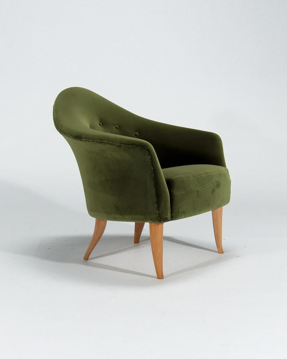 Cette exquise chaise Little Adams de Kerstin Hörlin-Holmquist, qui fait partie de la série Paradise conçue pour Nordiska Kompaniet dans les années 1950, met en valeur les belles formes et les courbes caractéristiques de la designer. La forme