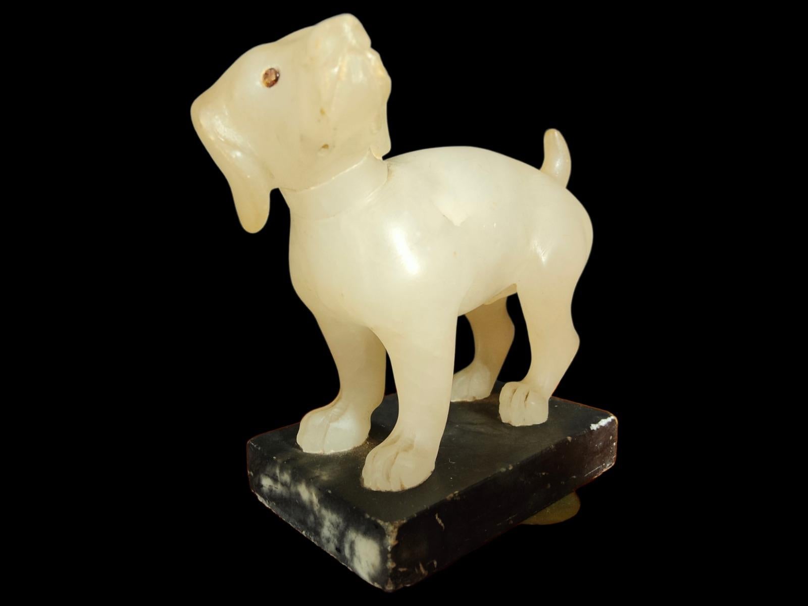 LITTLE ALABASTER DOG OF THE XIX CENTURY.

DOG IN MINIATURE OF THE XIX CENTURY. MEASURES: 11X11X5CM.
Good condition.