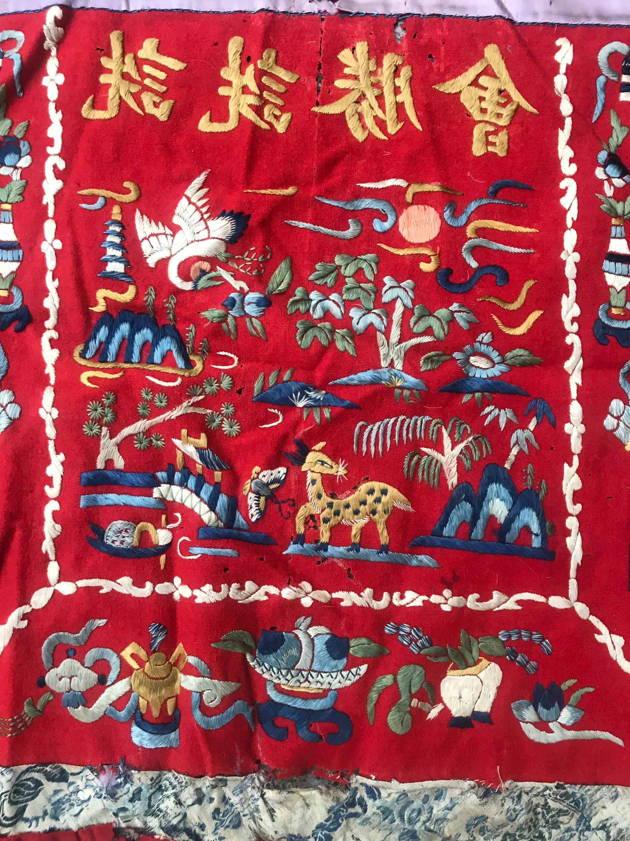 Magnifique broderie en soie de la fin du 19e siècle, originaire de Chine, avec de jolis motifs et une base en laine de champ rouge.