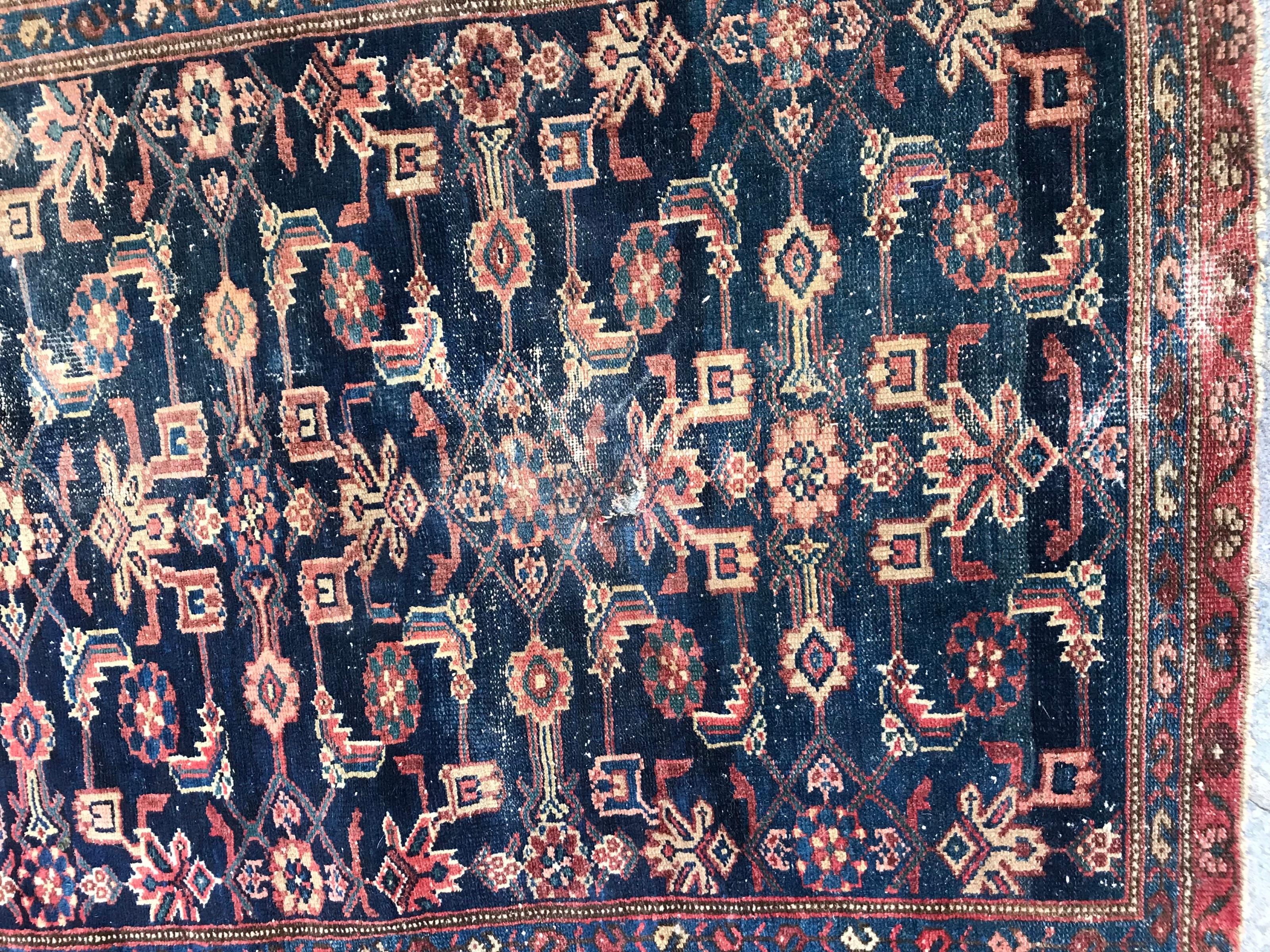 Magnifique petit tapis de la fin du 19ème siècle avec un design Herati et des couleurs naturelles avec du bleu, du rouge et du vert, entièrement noué à la main avec du velours de laine sur une base de coton.

✨✨✨
