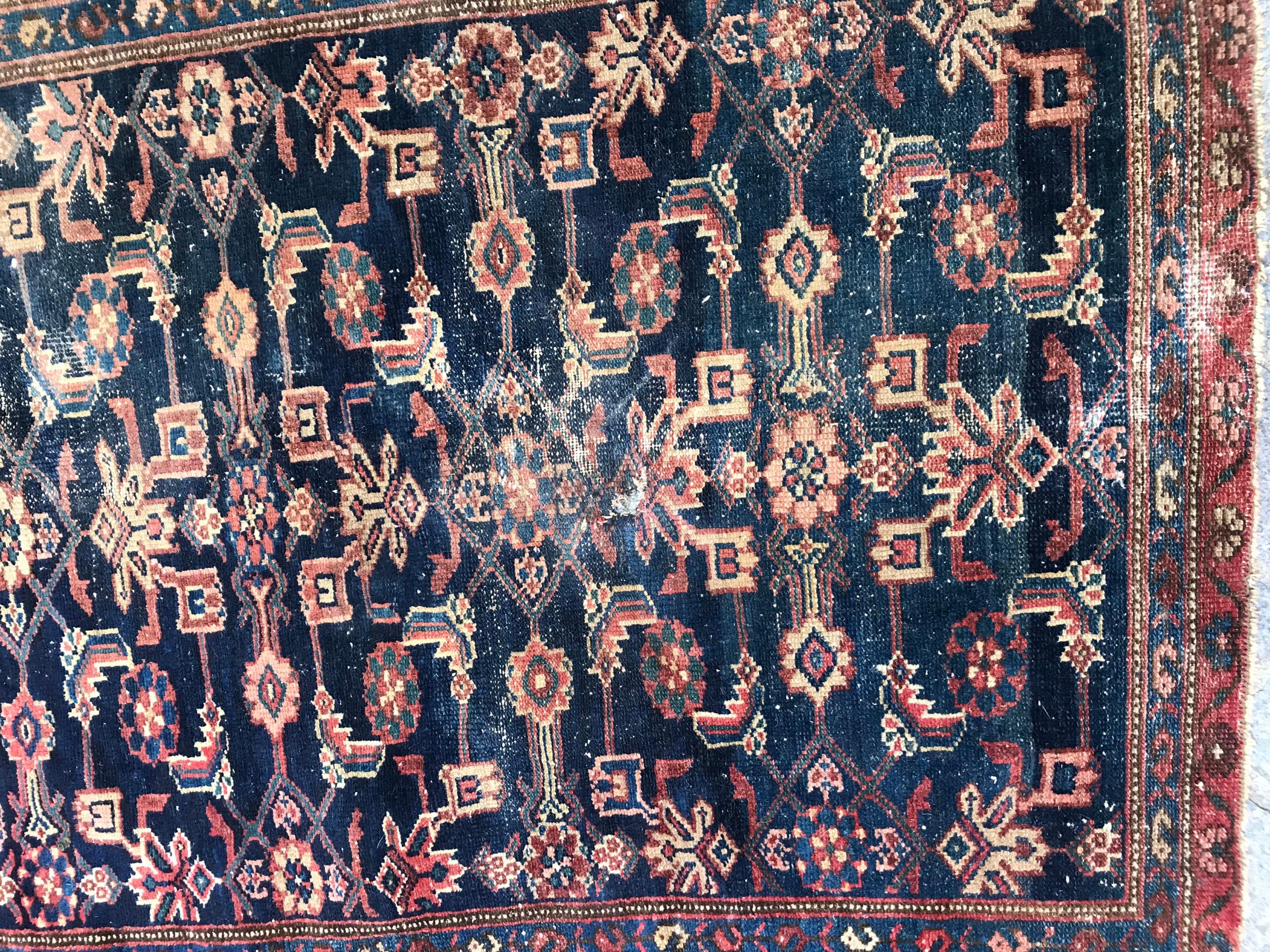 Preciosa alfombra pequeña de finales del siglo XIX con diseño Herati y colores naturales azul, rojo y verde, anudada totalmente a mano con terciopelo de lana sobre base de algodón.

✨✨✨
