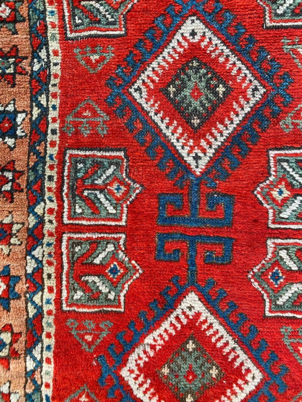 Joli tapis turc du début du 20ème siècle avec un design géométrique tribal et de belles couleurs avec du rouge, du bleu, de l'orange et du vert, entièrement noué à la main avec du velours de laine sur une base de laine.