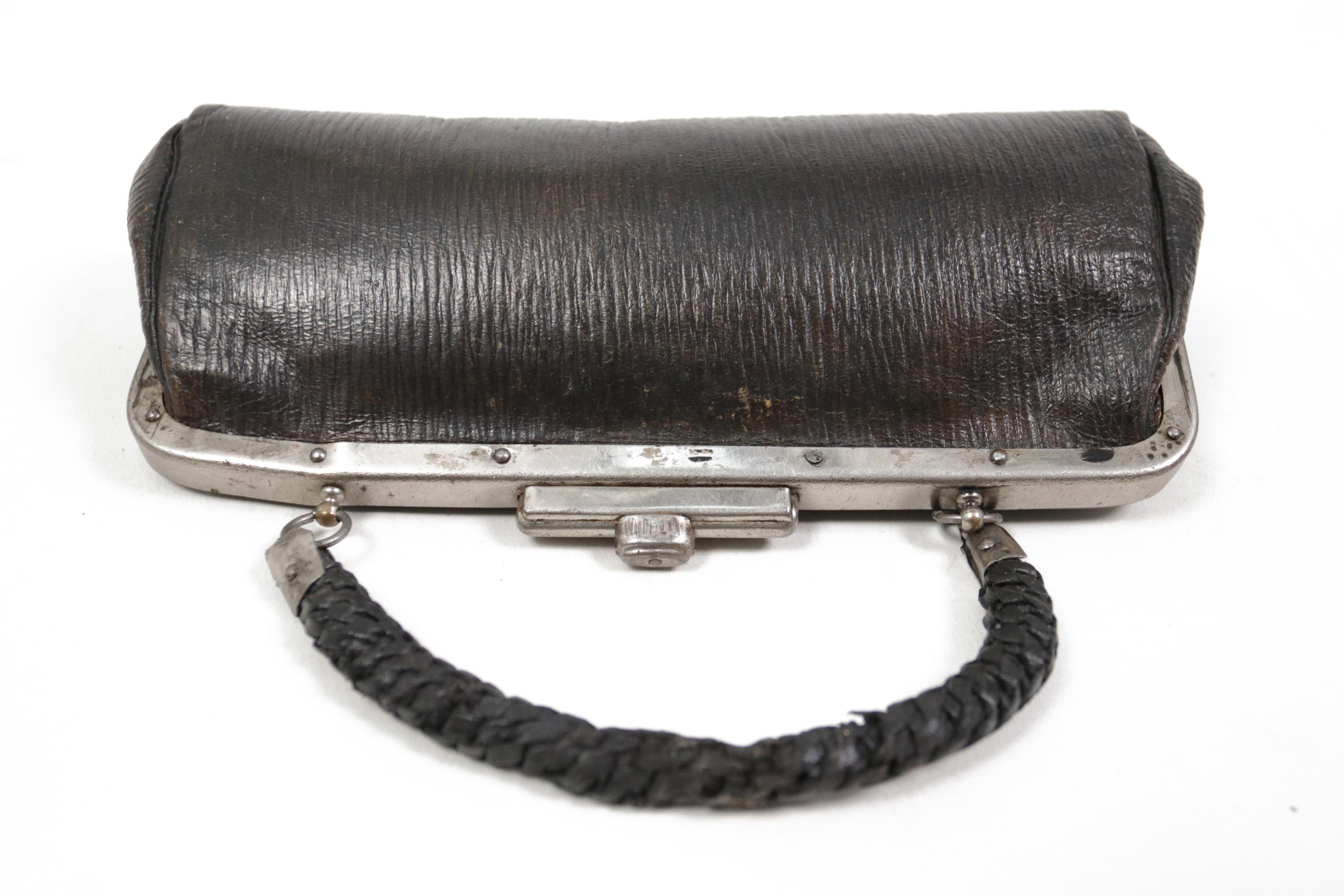 Kleine schwarze Art-Déco-Handtasche aus geripptem Leder, um 1920 im Angebot 3