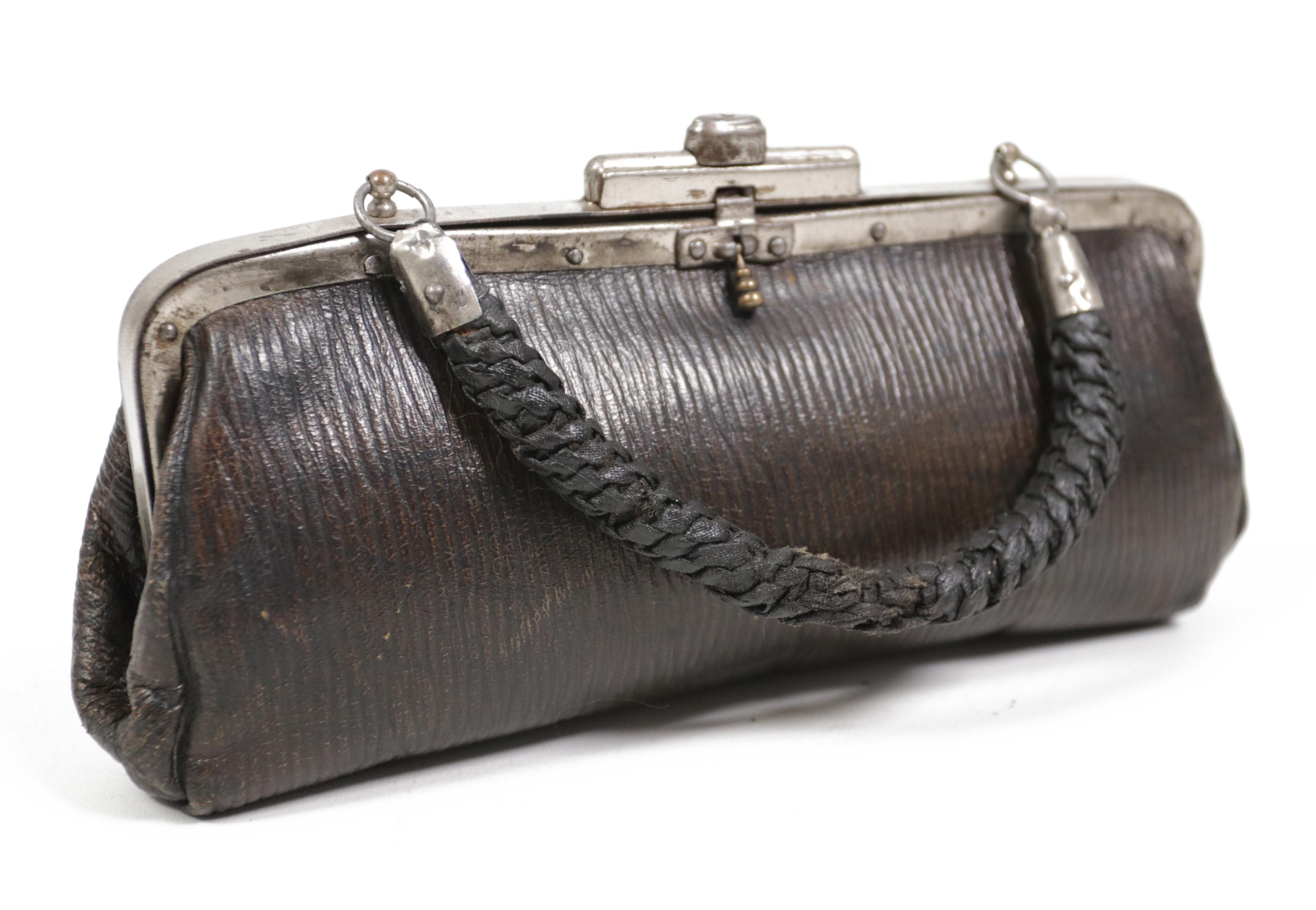 Kleine schwarze Art-Déco-Handtasche aus geripptem Leder, um 1920 (Art déco) im Angebot