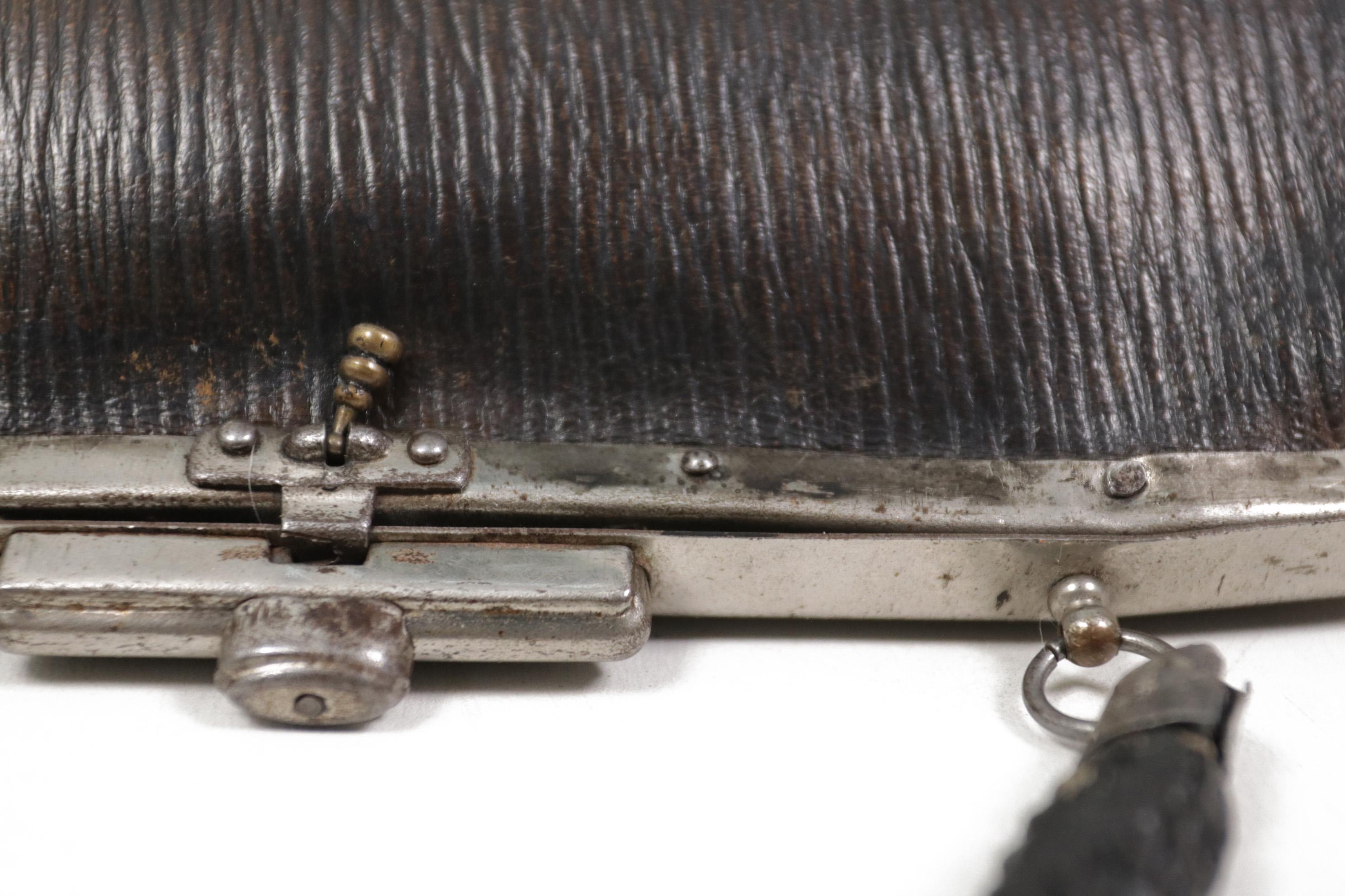 Kleine schwarze Art-Déco-Handtasche aus geripptem Leder, um 1920 (Geprägt) im Angebot