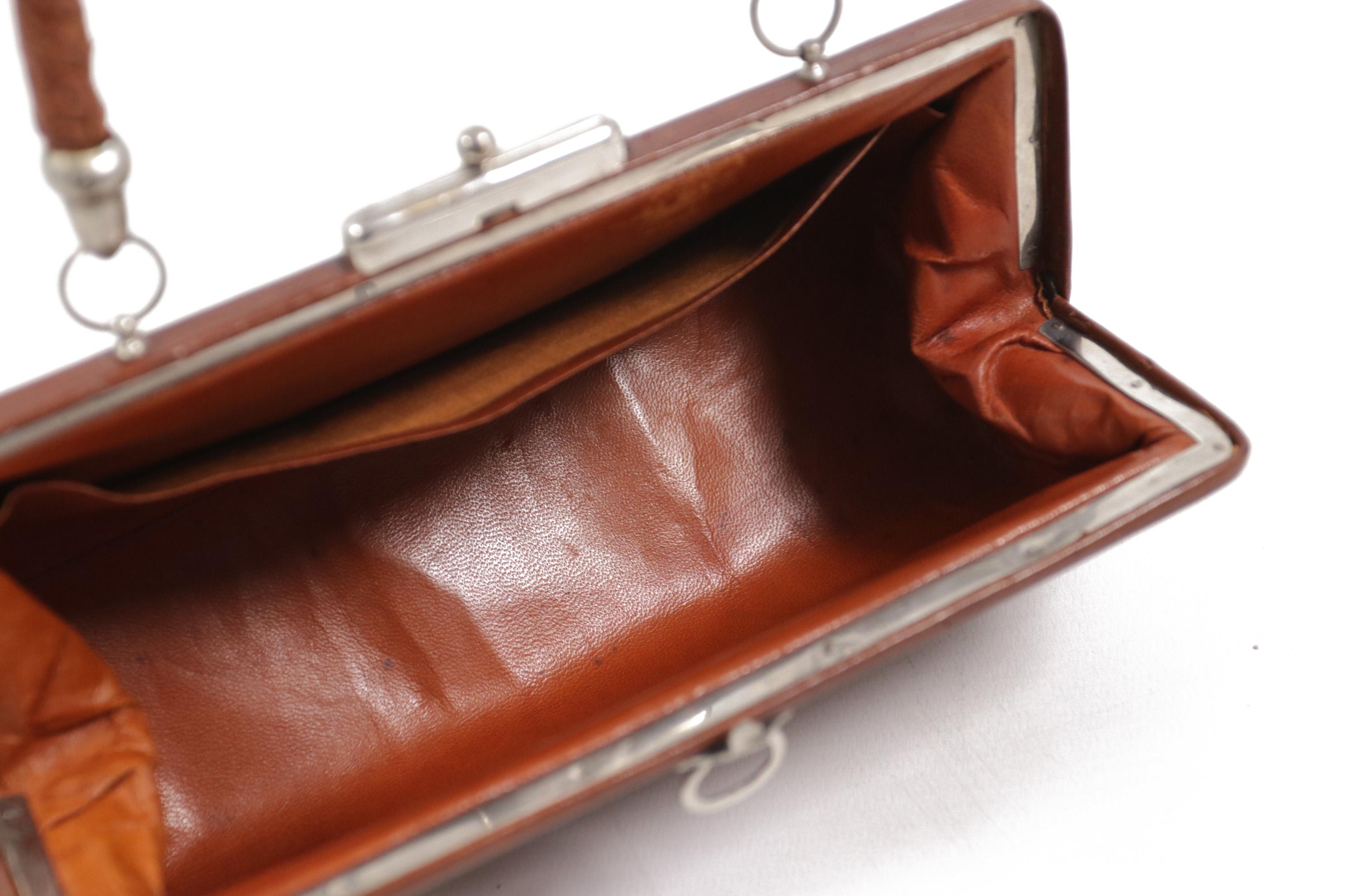 Little Art Deco Ribbed Leather Brown Handbag C. 1920 For Sale 3