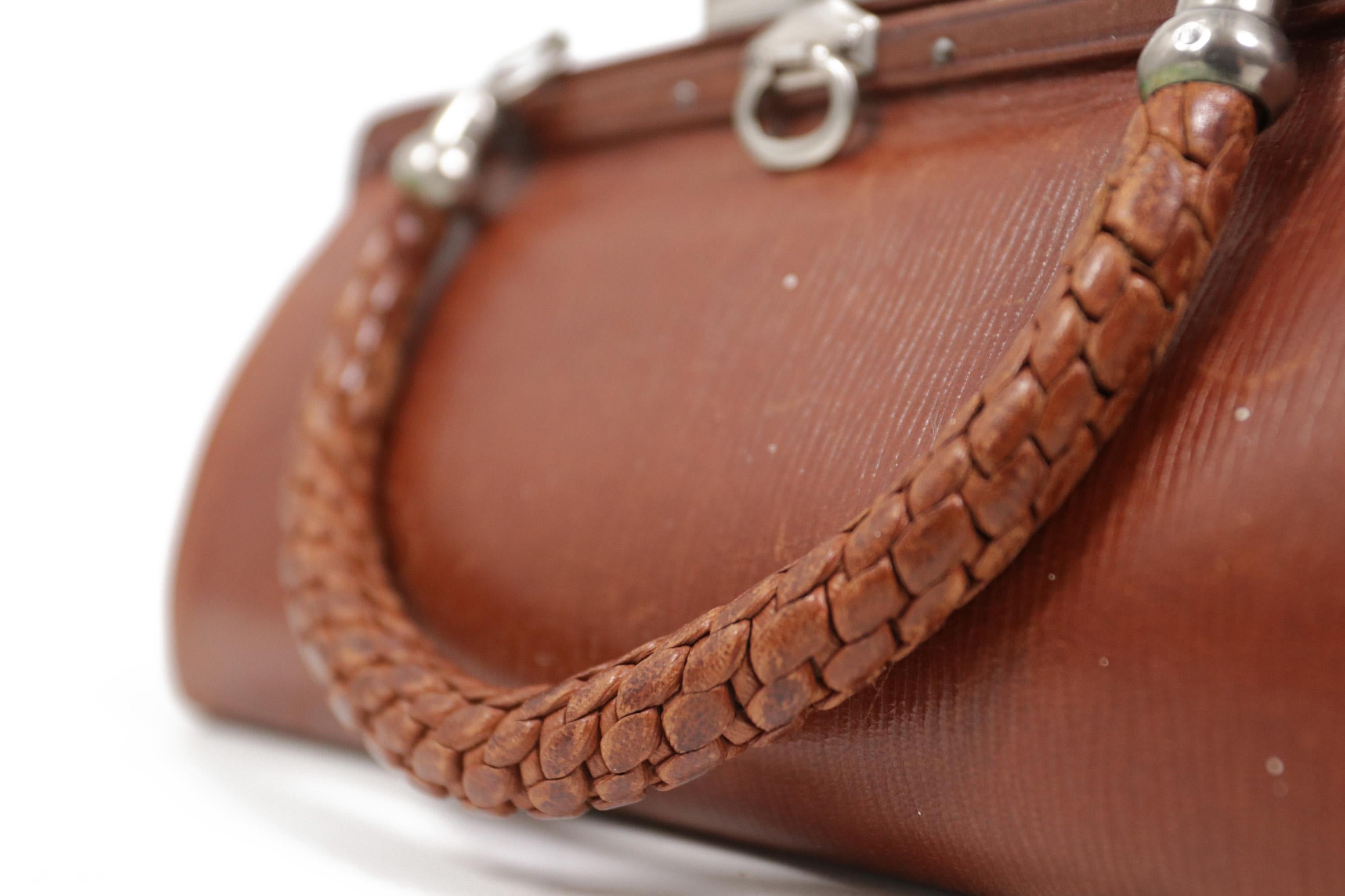 Little Art Deco Ribbed Leather Brown Handbag C. 1920 In Good Condition For Sale In Boven Leeuwen, NL