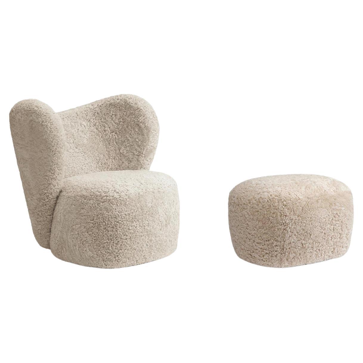 Ensemble fauteuil et pouf Little Big Chair en peau de mouton par Norr11, Moonlight en vente
