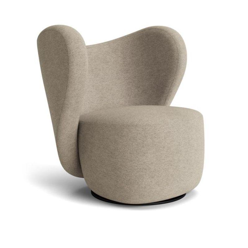 With its sculptural and organic shape, the Little Big Chair is a welcoming lounge chair. The soft, low back wraps around you and the hidden swivel base accentuates that feeling of being cocooned. Comfort was the starting point of this design, and