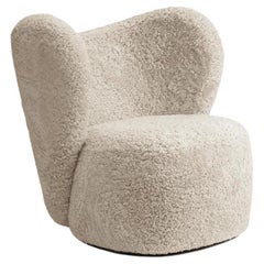 Fauteuil pivotant Little Big Chair en peau de mouton Moonlight de Norr11