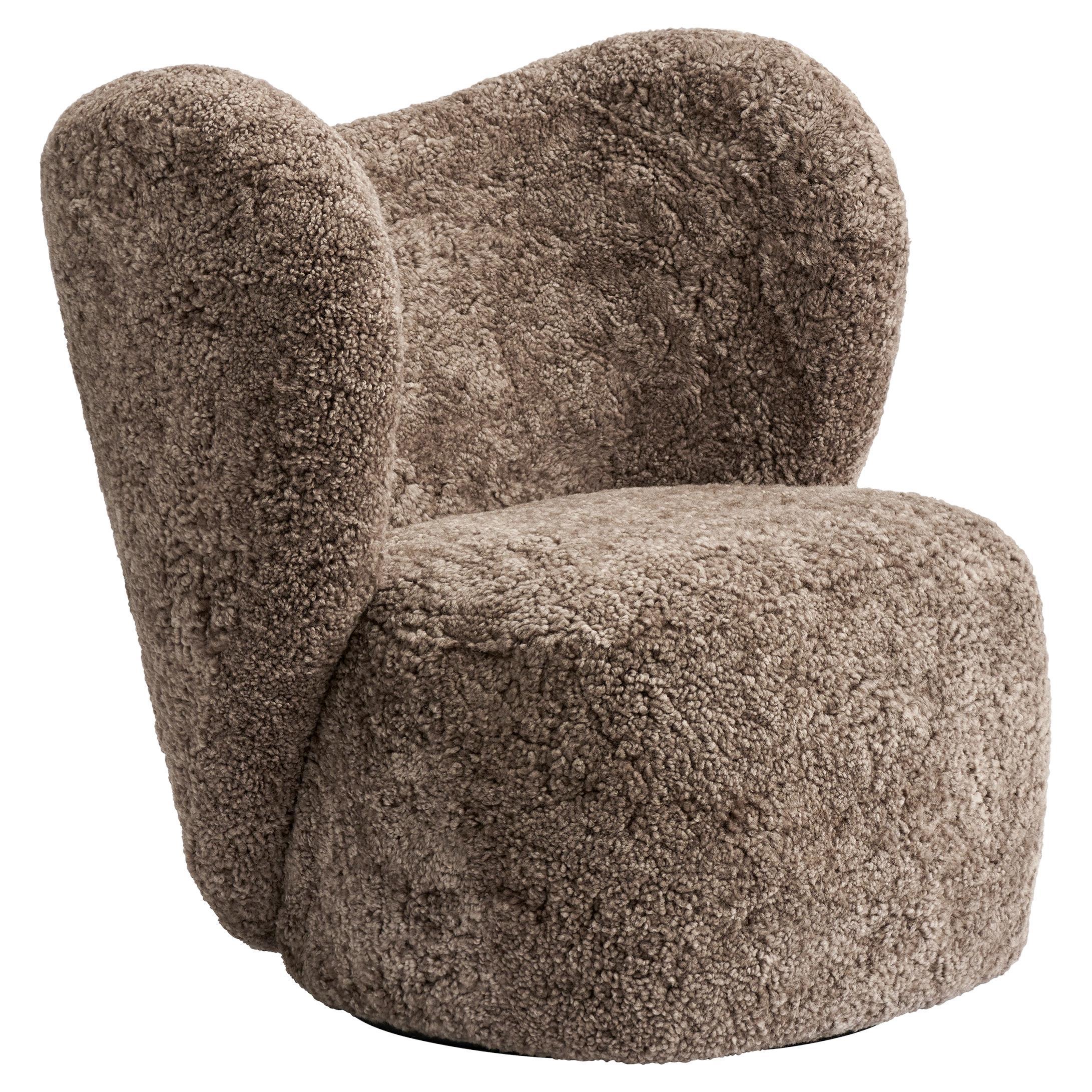 Fauteuil pivotant Little Big Chair en peau de mouton Sahara de Norr11 en vente
