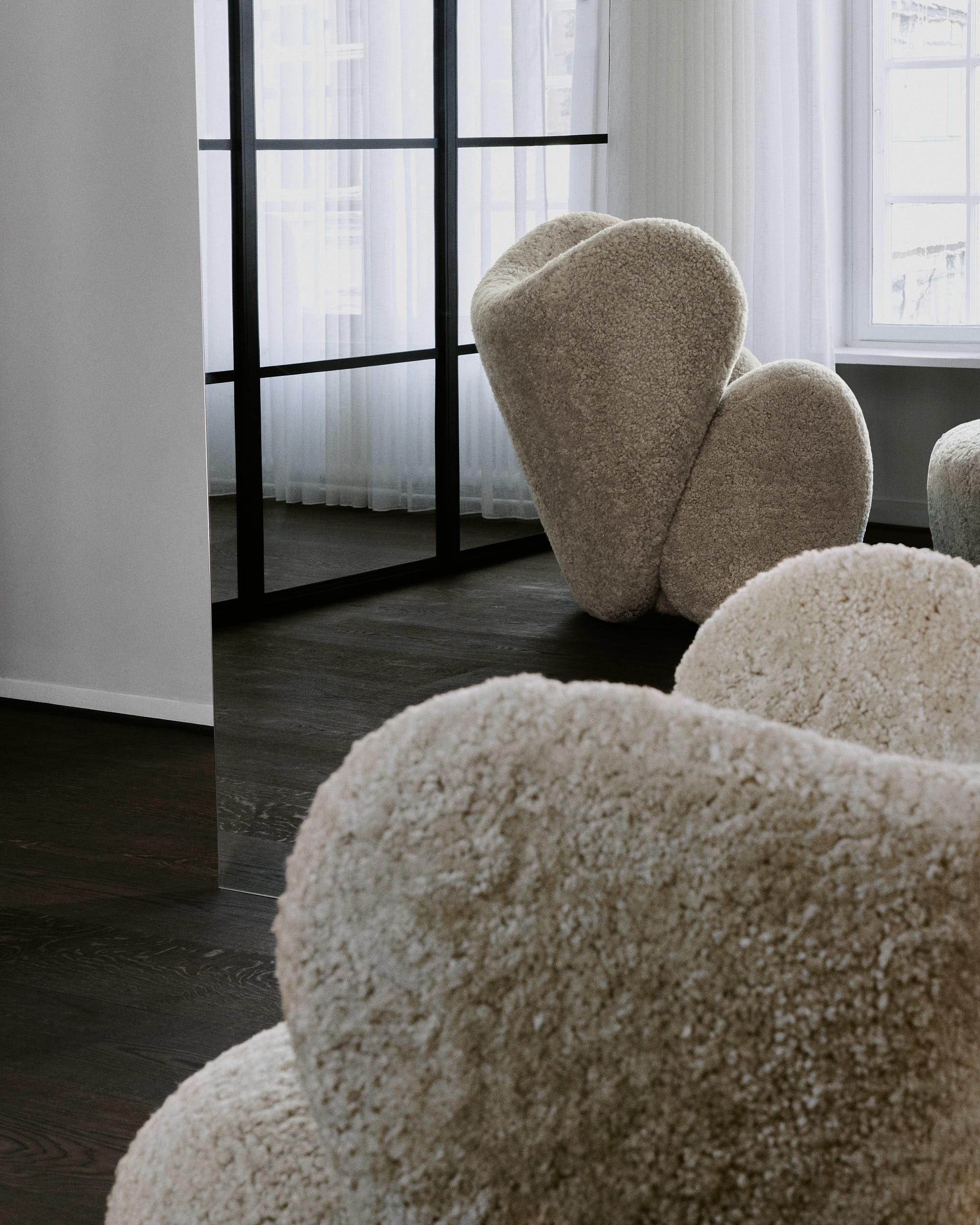 Pouf Little Bigli, peau de mouton clair de lune par Norr11 en vente 6