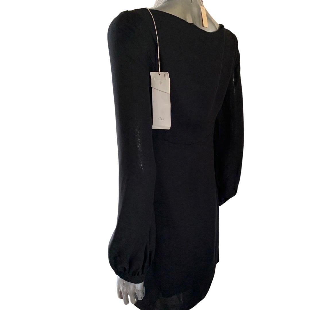Kleines schwarzes Kleid Valentino Roma Drapierte Vorderseite Chemise, Italien NWT Größe 8 (Schwarz) im Angebot