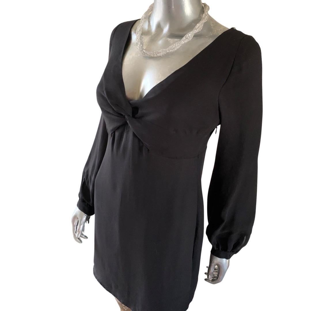 Kleines schwarzes Kleid Valentino Roma Drapierte Vorderseite Chemise, Italien NWT Größe 8 im Zustand „Hervorragend“ im Angebot in Palm Springs, CA