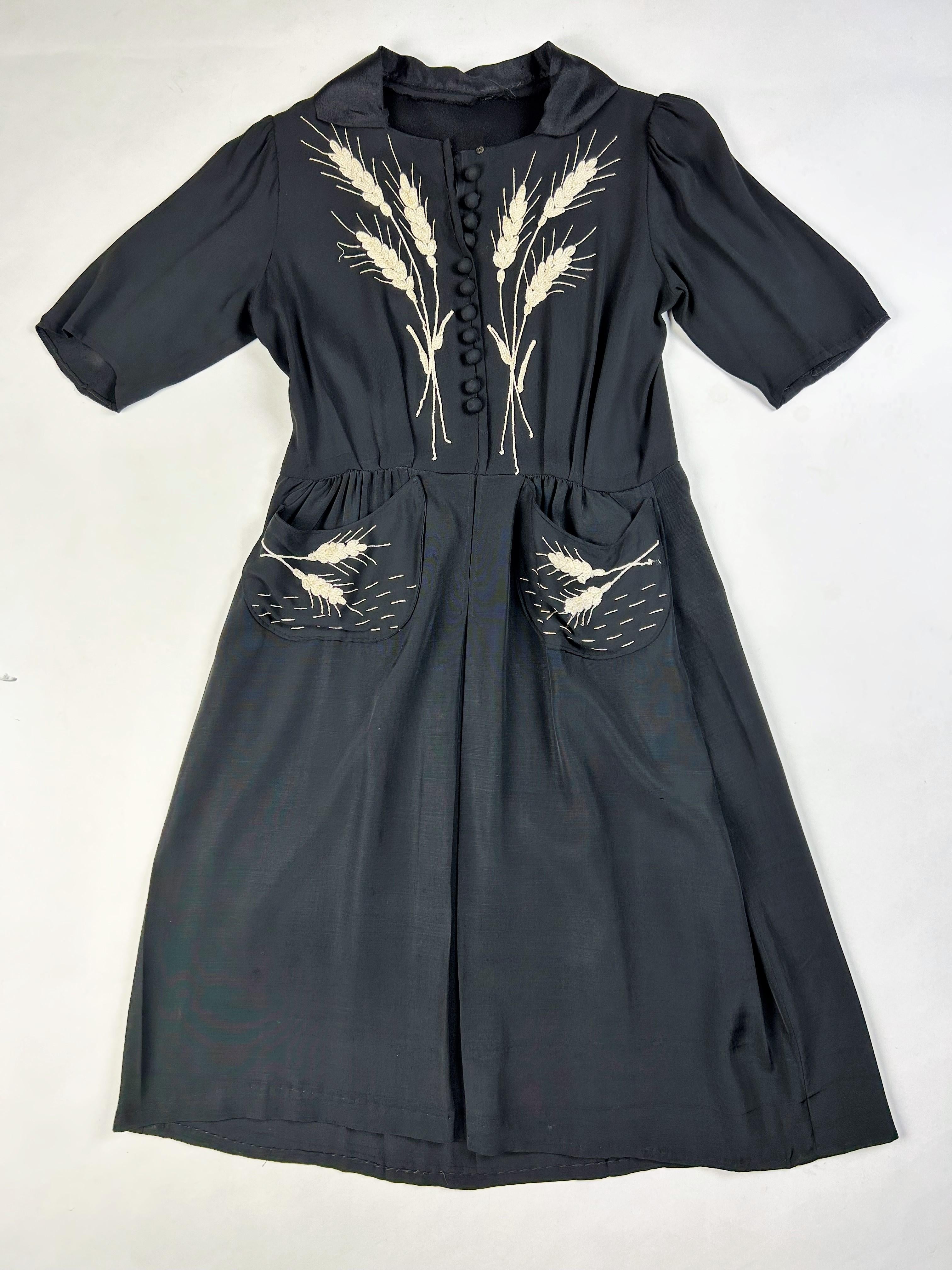 Little black dress with embroidered ears of wheat - France Circa 1945  For Sale 7