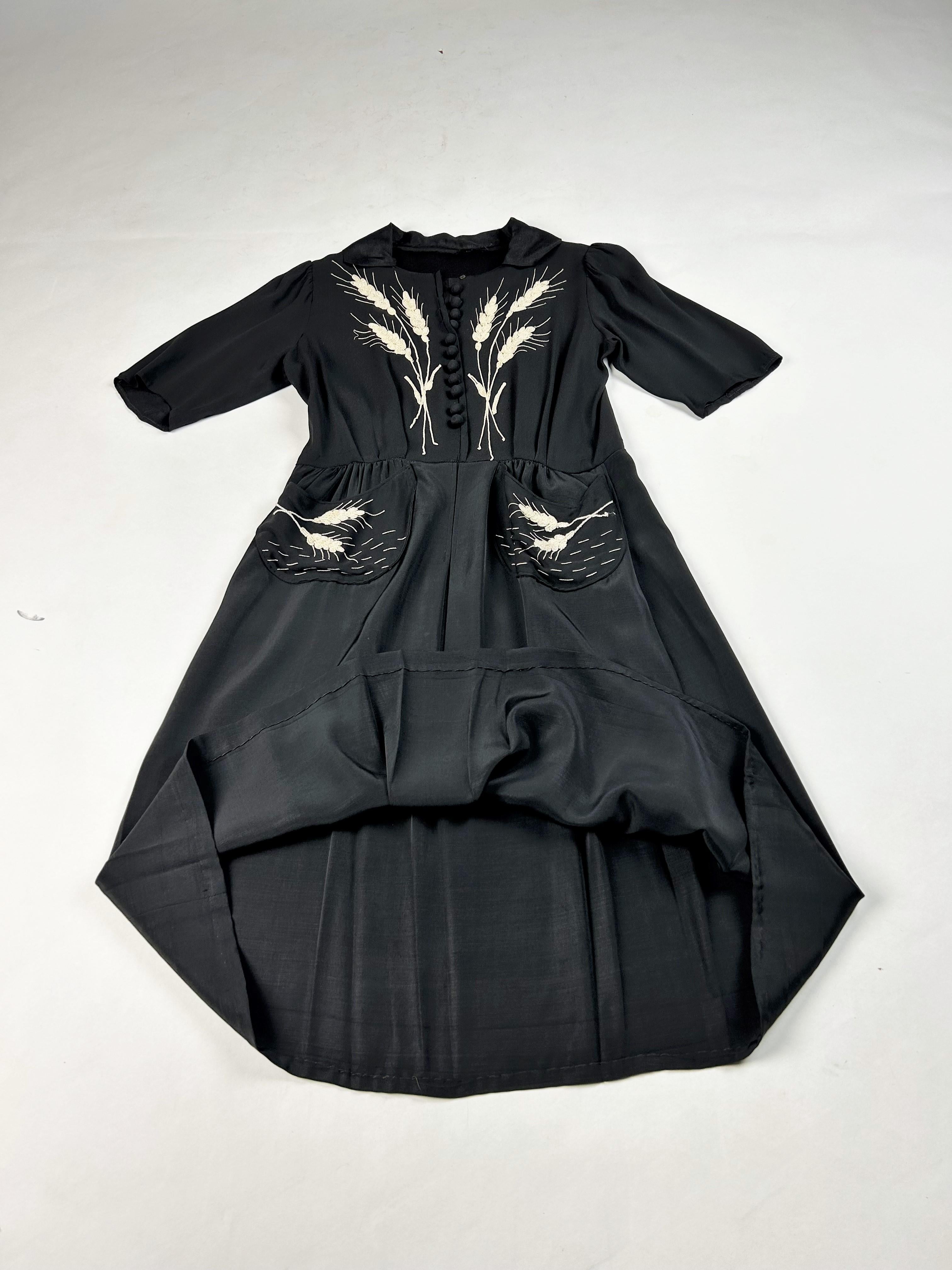 Little black dress with embroidered ears of wheat - France Circa 1945  For Sale 8