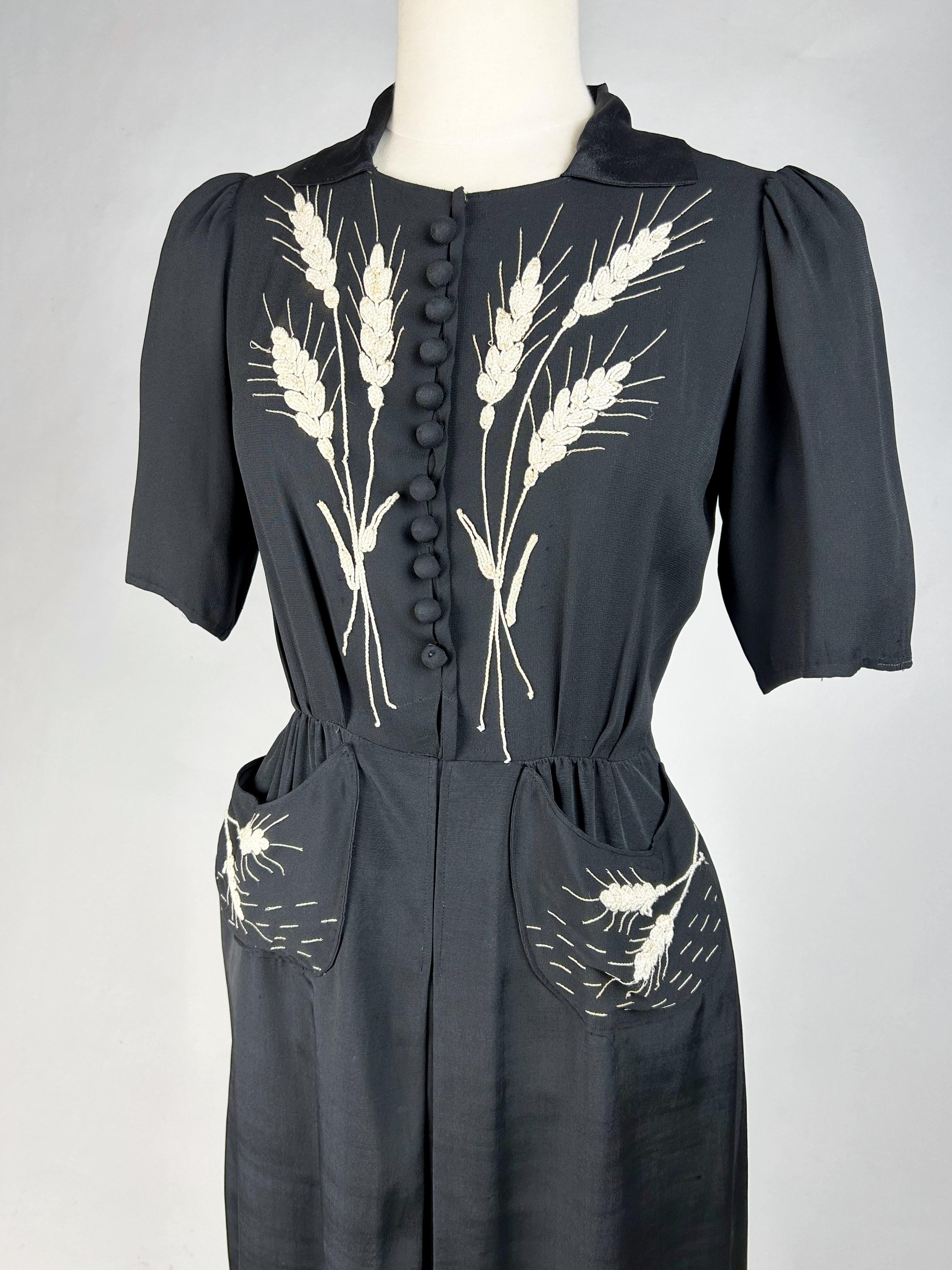 Little black dress with embroidered ears of wheat - France Circa 1945  For Sale 11
