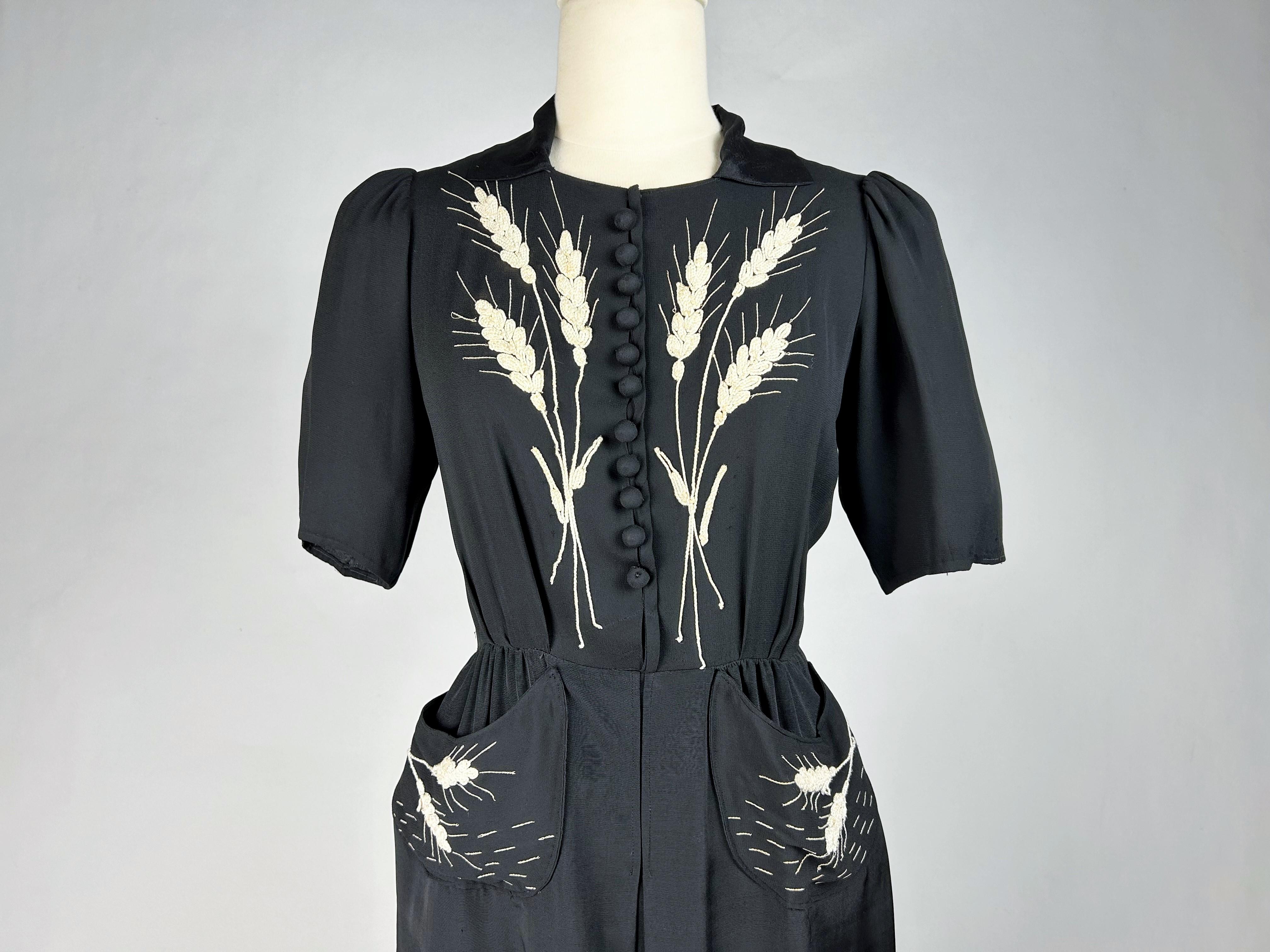 Little black dress with embroidered ears of wheat - France Circa 1945  In Good Condition For Sale In Toulon, FR