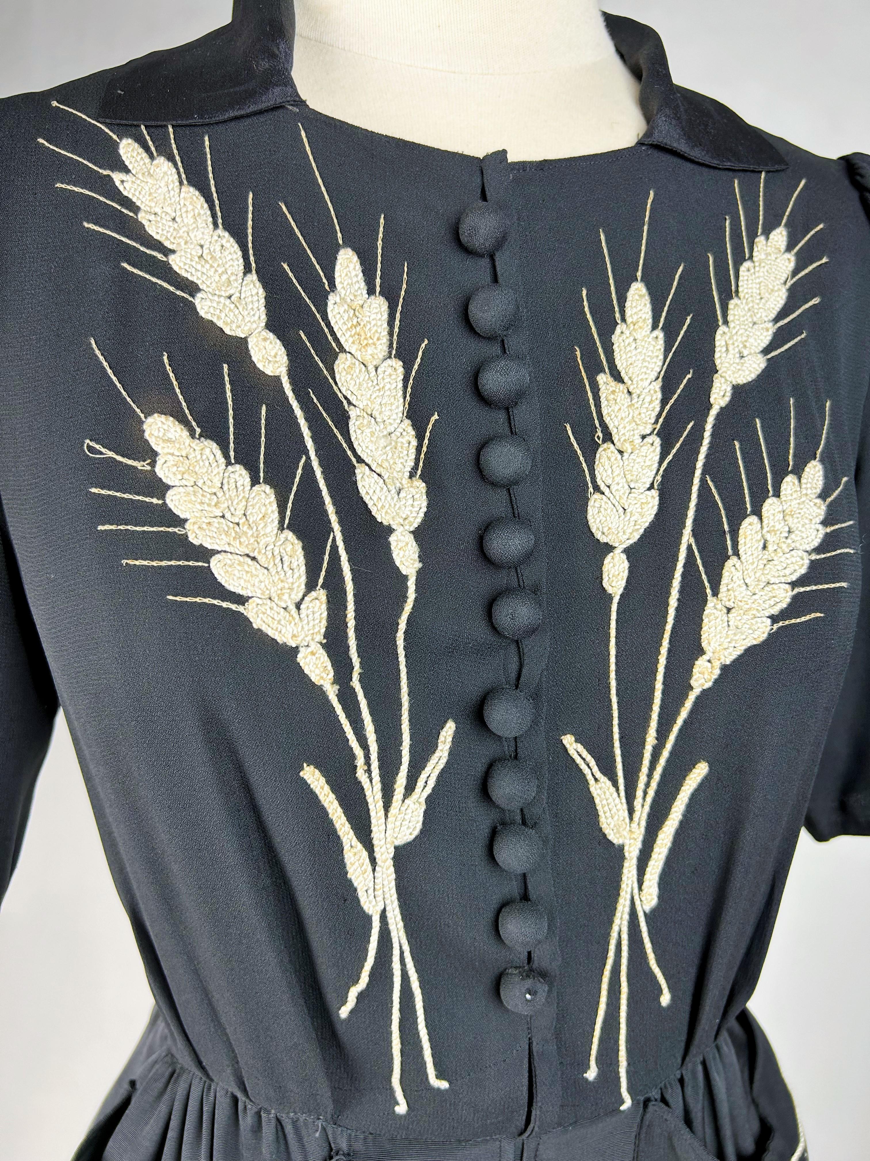 Little black dress with embroidered ears of wheat - France Circa 1945  For Sale 2