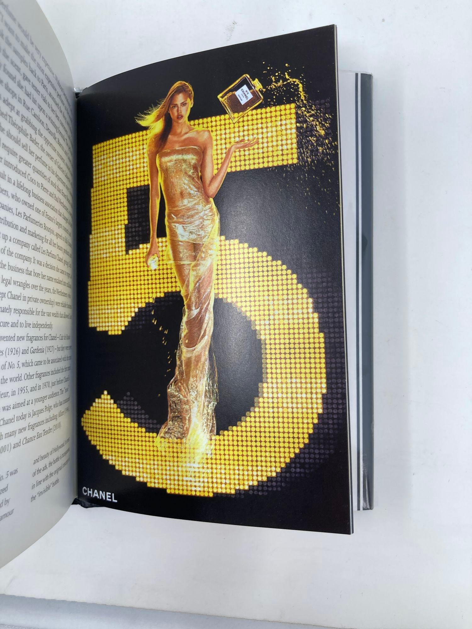 Little Book of Chanel von Lagerfeld: Die Geschichte des ikonischen Modedesigners im Angebot 4