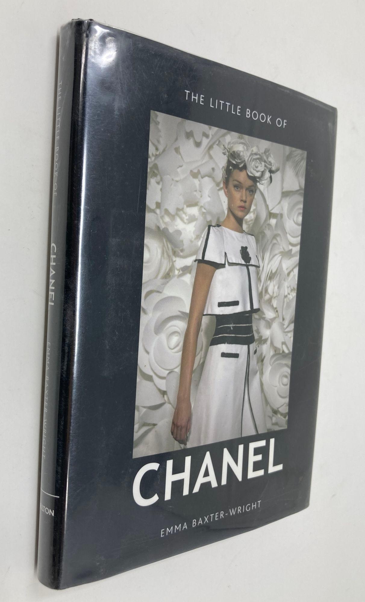 Little Book of Chanel by Lagerfeld: The Story of the Iconic Fashion Designer, Hardcover Book von Emma Baxter-Wright.
Kleines Modebuch: 7 x 5 Zoll.
Diese elegante und beeindruckend illustrierte Monografie zeichnet das Leben einer der