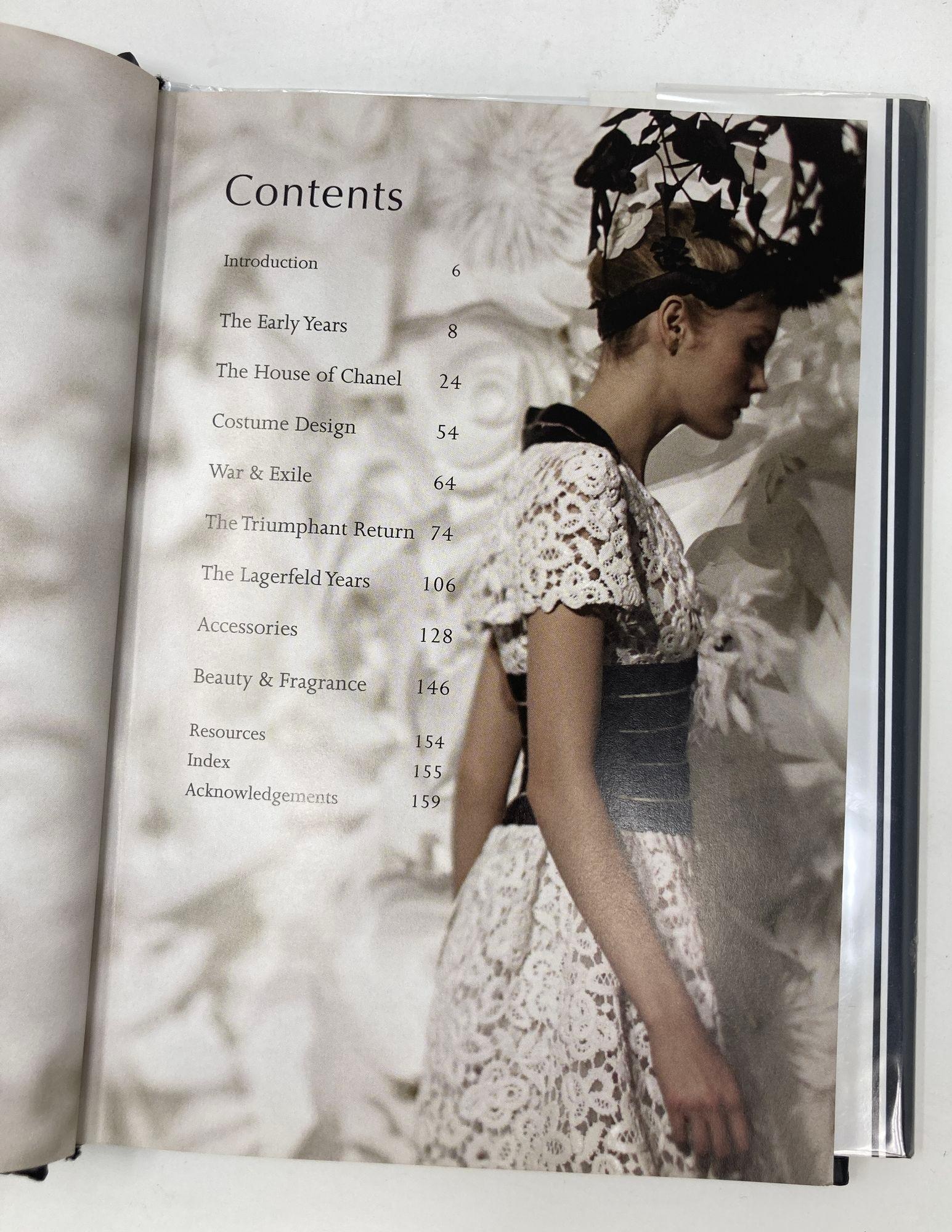 Little Book of Chanel von Lagerfeld: Die Geschichte des ikonischen Modedesigners (Papier) im Angebot