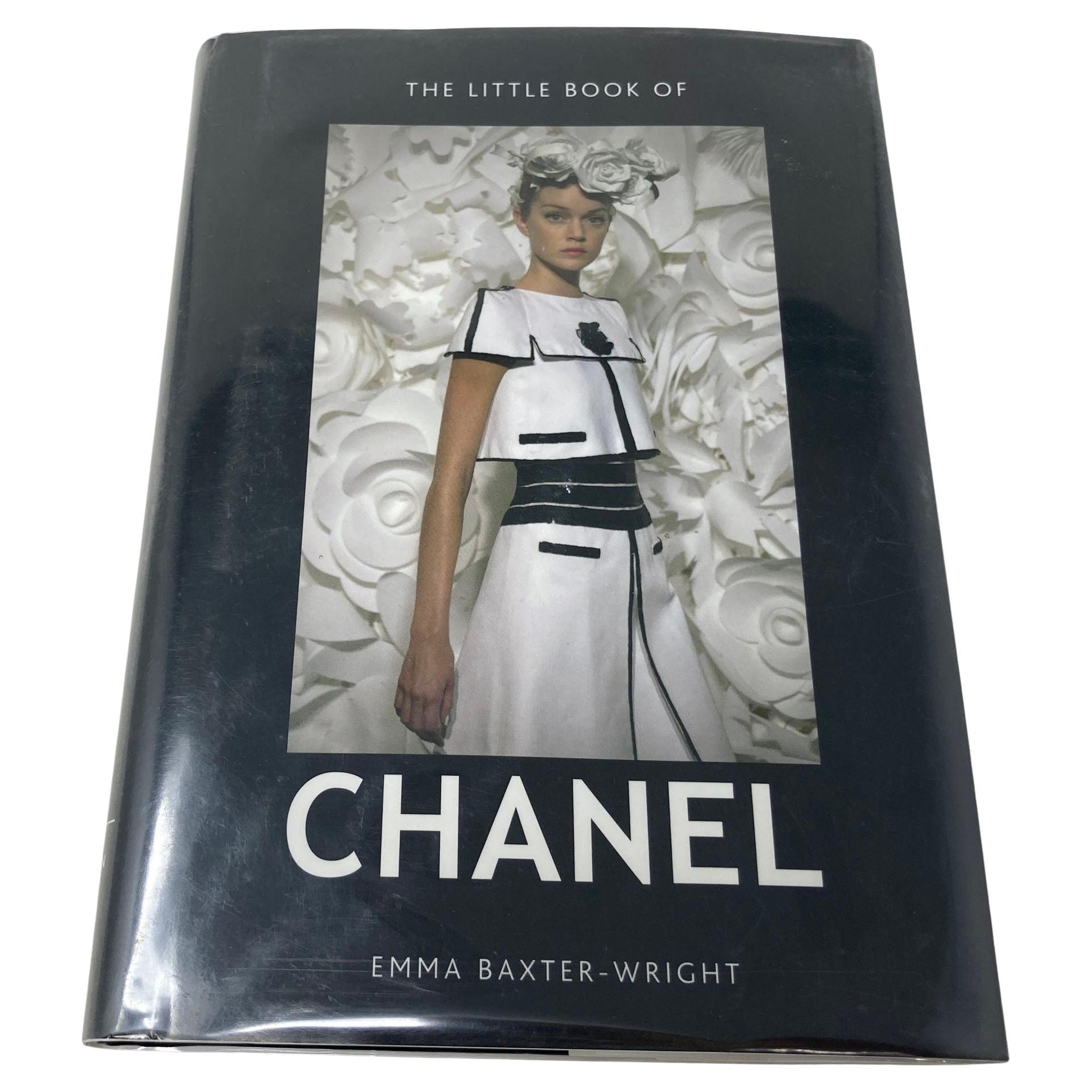 Little Book of Chanel von Lagerfeld: Die Geschichte des ikonischen Modedesigners im Angebot