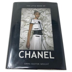 Petit livre de Chanel par Lagerfeld L'histoire du créateur de mode emblématique