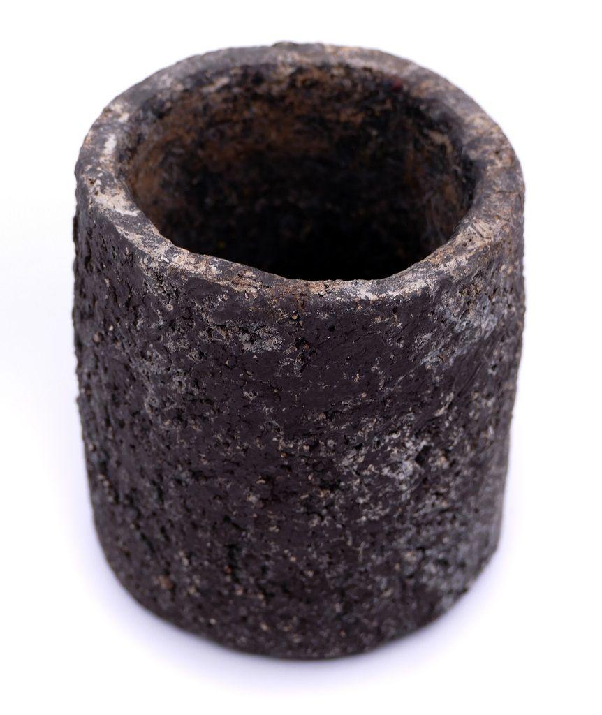 Il vaso Little Chamotte è un bellissimo oggetto decorativo realizzato negli anni '70 da una manifattura tedesca. 

Realizzato interamente in argilla chamotte, una particolare materia prima per la produzione di ceramica con silice e allumina. Vaso