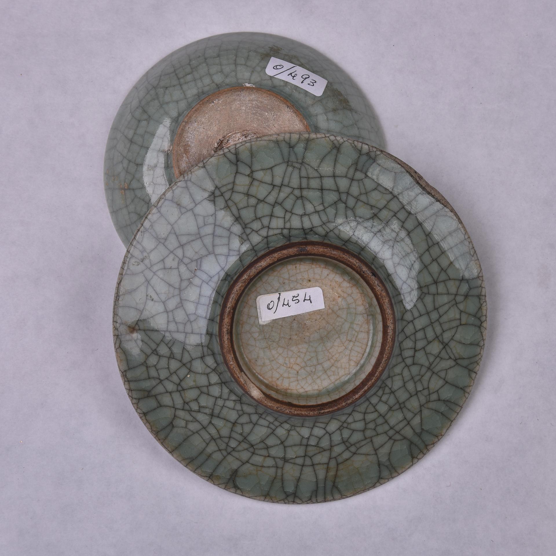 Kleine chinesische Celadon-Teller aus meiner Privatsammlung, die vor etwa 35 Jahren entstand und nie öffentlich ausgestellt wurde. 
Die veröffentlichten Größen beziehen sich auf die größte; die andere hat einen Durchmesser von 10,4 und eine Höhe von