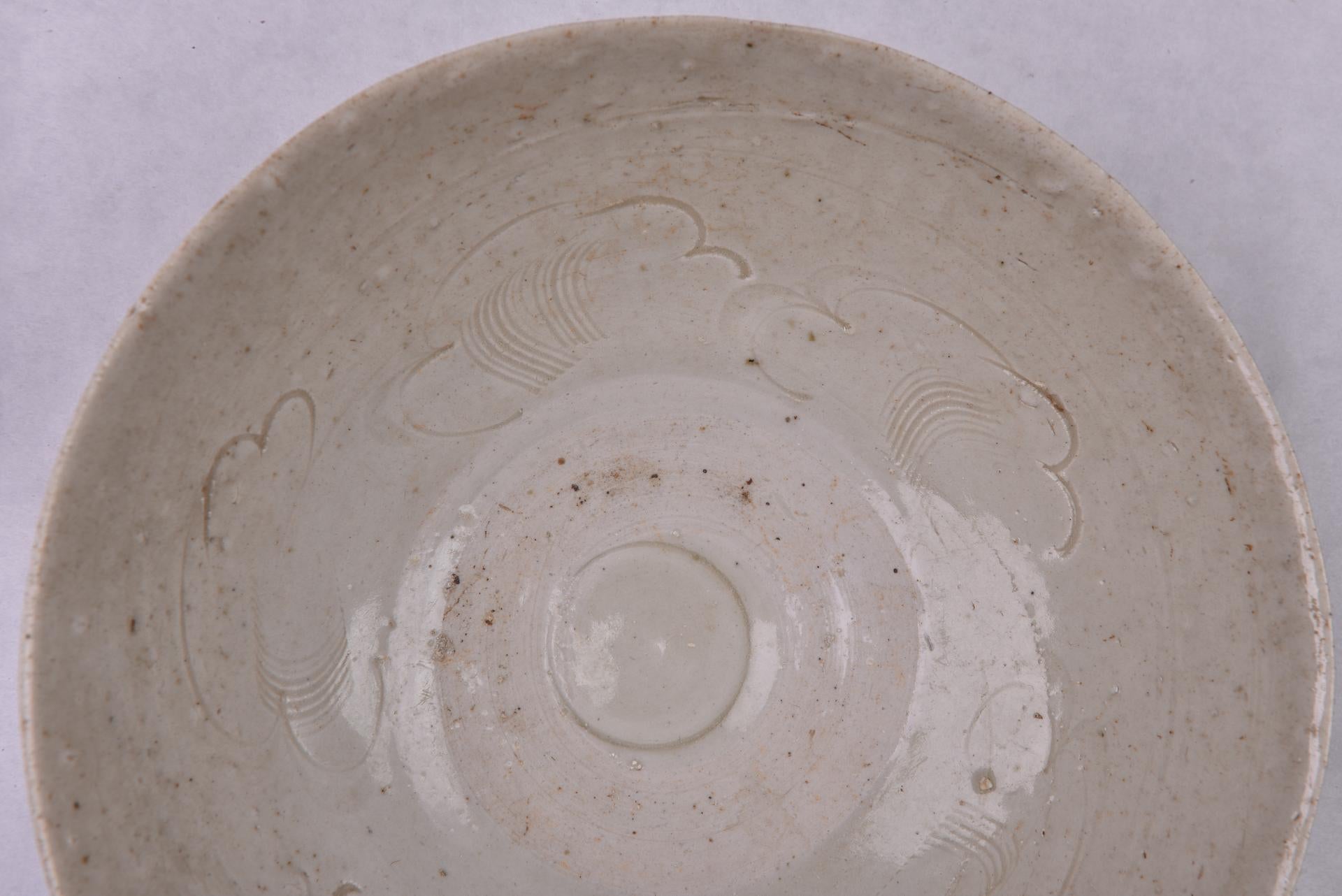 Hand-Crafted Little Chinese Song Plate with Clouds For Sale