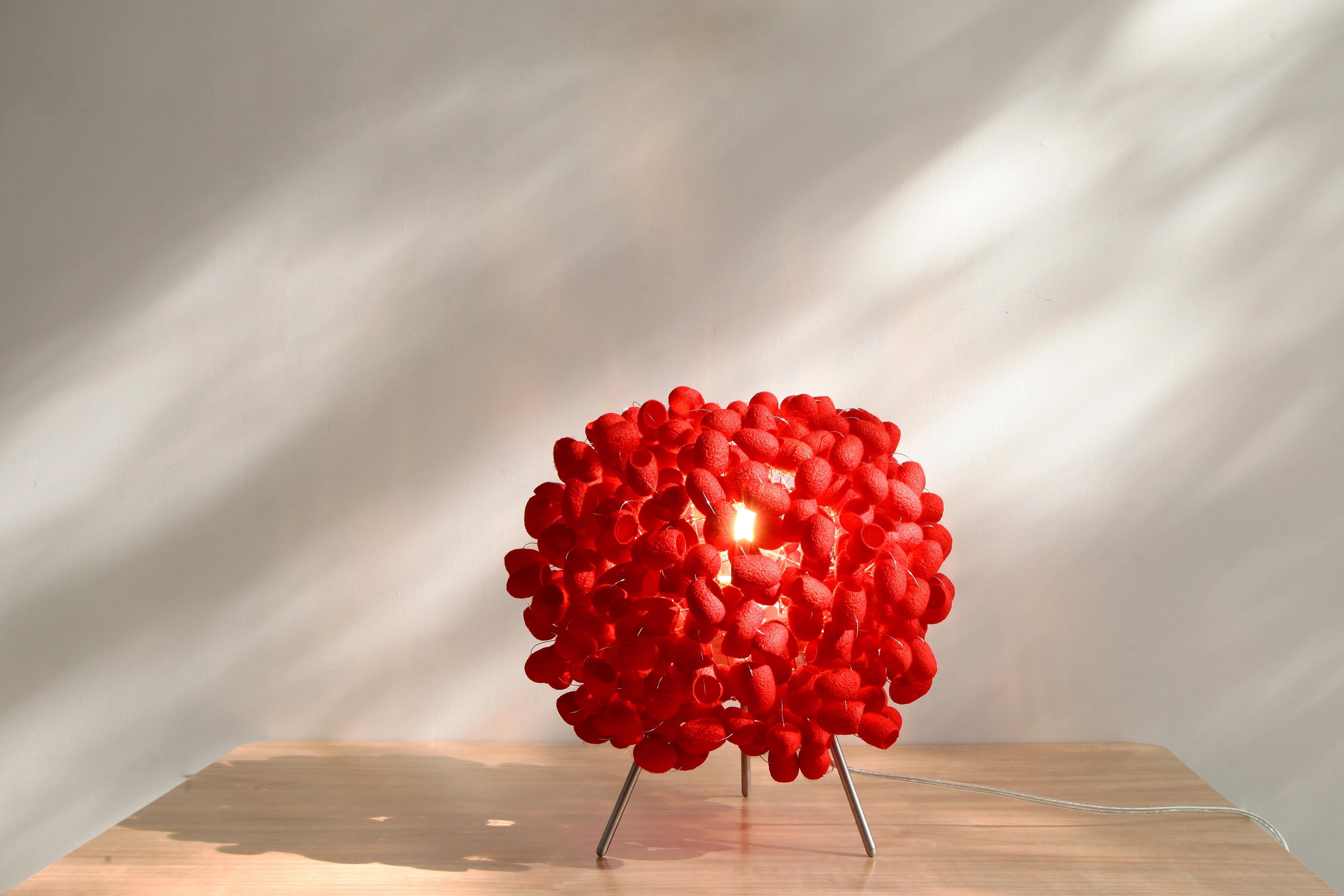Pequeña Crisálida (roja) de Ango - Lámpara de sobremesa artesanal de capullo de seda rojo cereza Moderno orgánico en venta