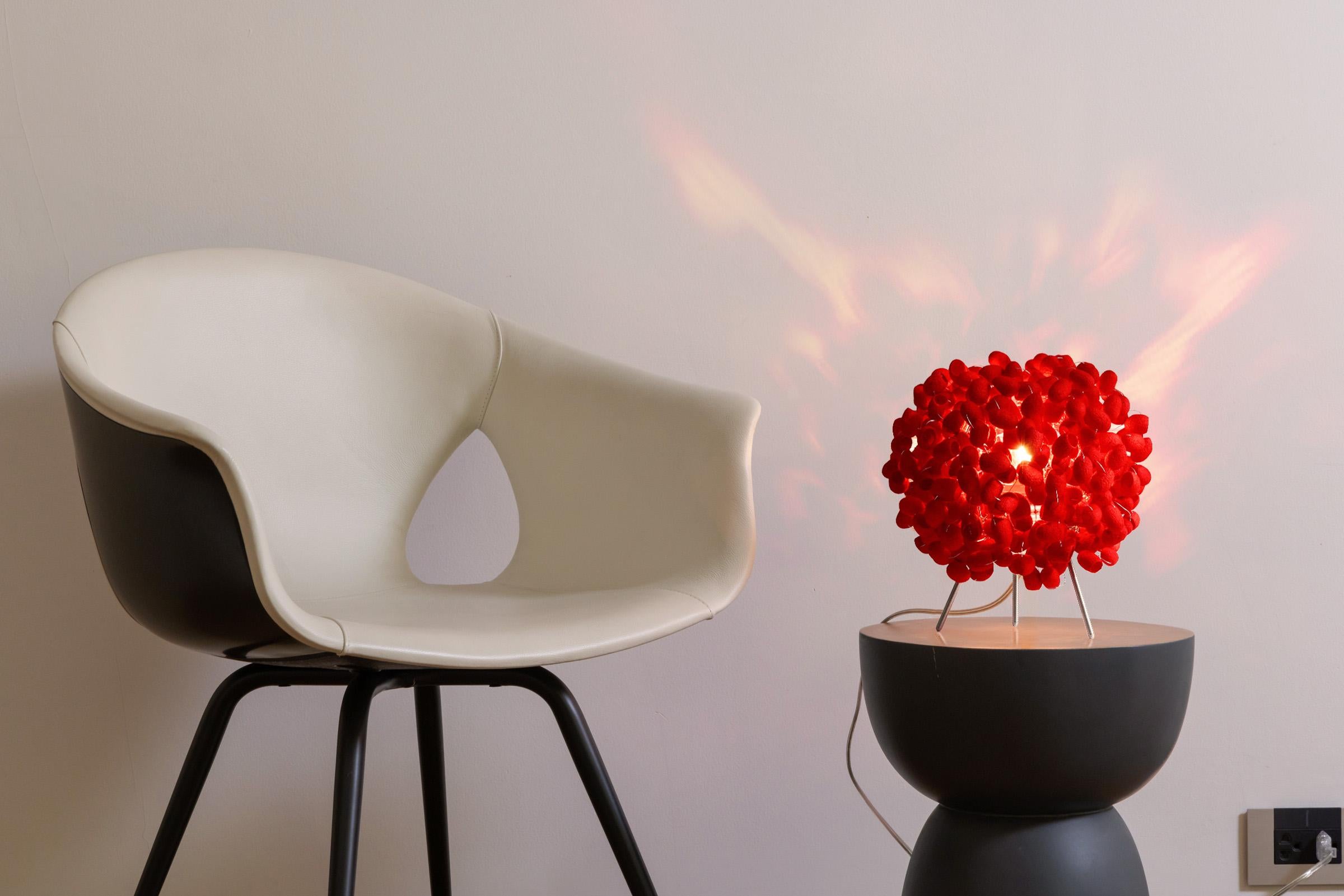 Pequeña Crisálida (roja) de Ango - Lámpara de sobremesa artesanal de capullo de seda rojo cereza Tallado a mano en venta