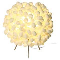 Petite lampe de table Chrysalis avec cocon de soie, édition artisanale
