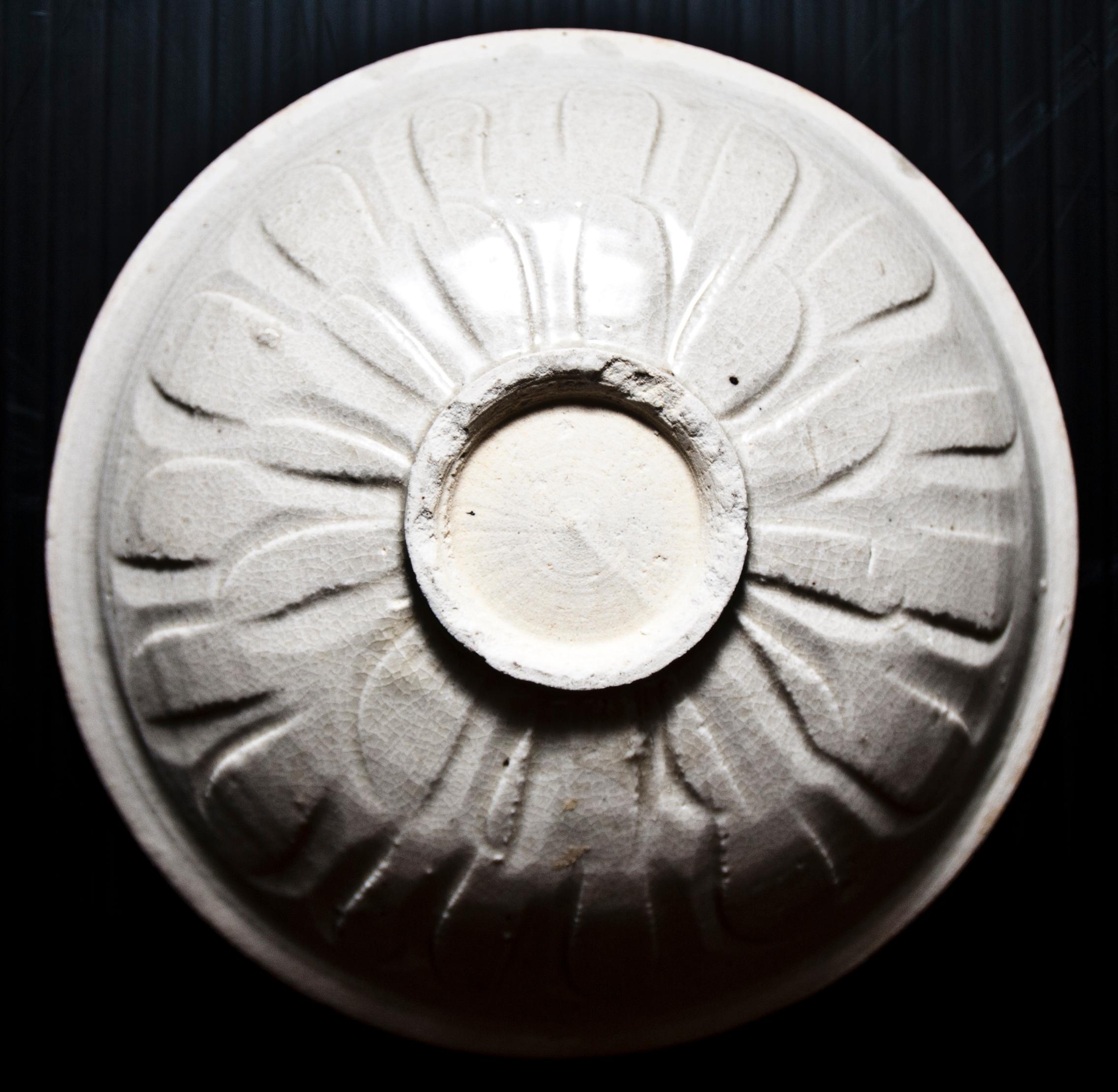 Chinois Petit bol circulaire en porcelaine de Chine Période Sung, 12e-14e siècle en vente