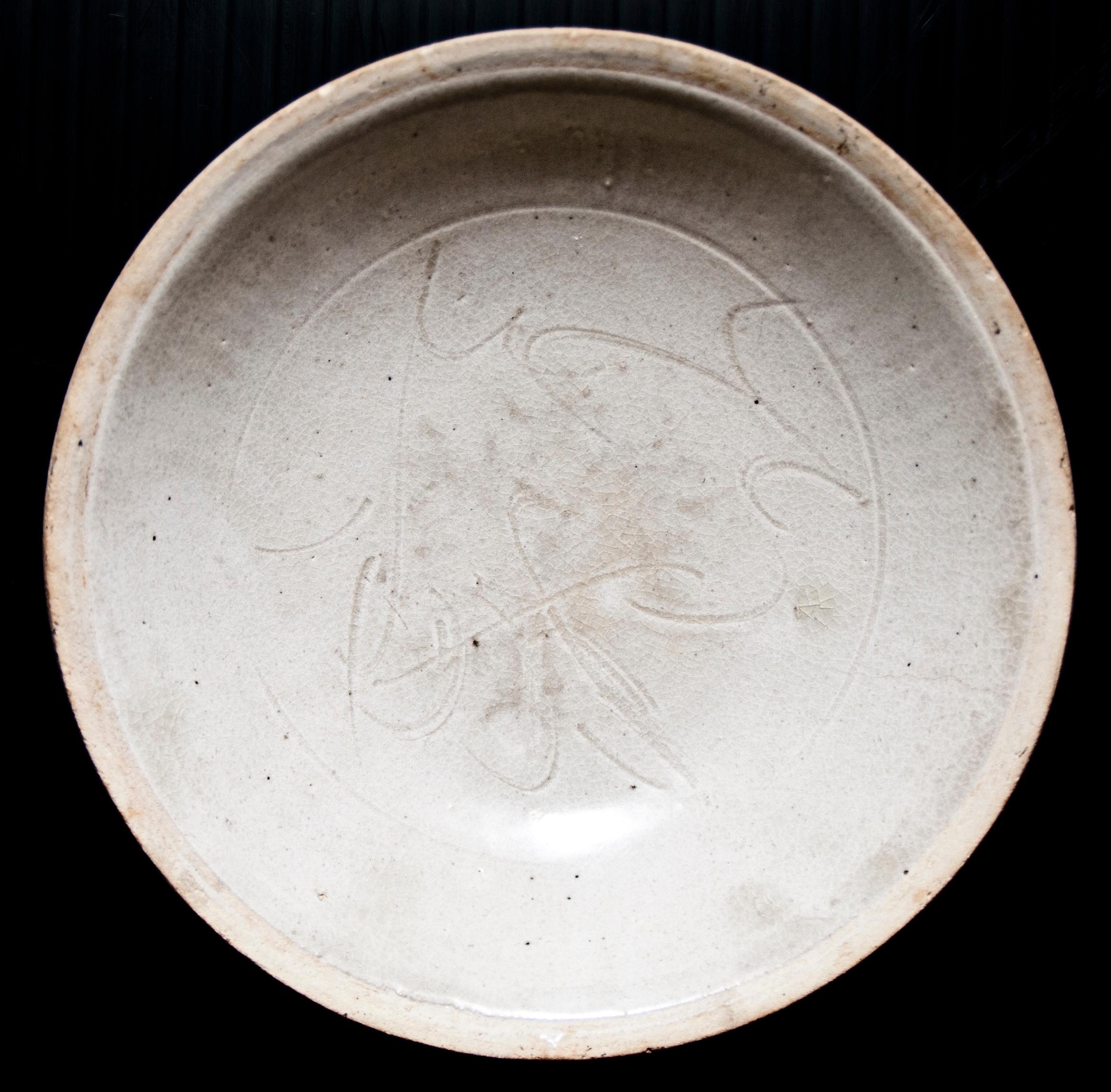 Kleine kreisförmige chinesische Porzellanschale aus der Sung-Periode, 12.-14. Jahrhundert (Glasiert) im Angebot