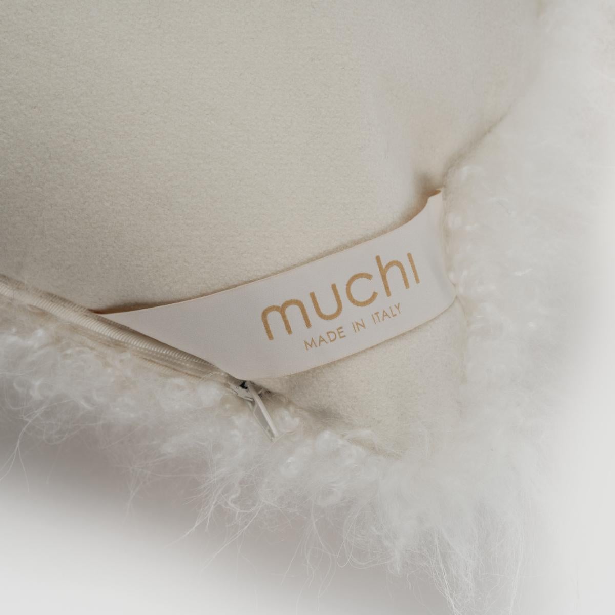 A connoisseur's cushion, using cashmere leather from which the precious yarn is obtained, in its purest form. 

The several centimeters high pile alternating between smooth and curly creates a new pile that 