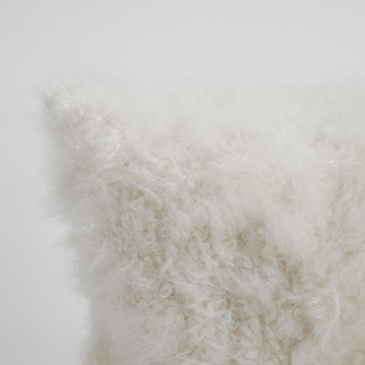 Moderne Coussin de coussin en fourrure de cachemire naturel blanc nuageux de Muchi Decor en vente