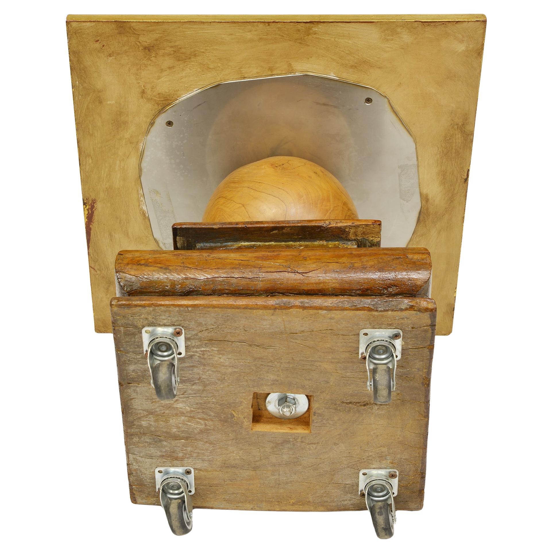 Cette petite table a pour base un ancien chapiteau en bois, sur lequel est fixée une sphère en bois.
Le plateau est en bois avec des feuilles d'or.
J'ai mis des roues pour faciliter le déplacement, mais elles peuvent être enlevées.

M/364-2 -