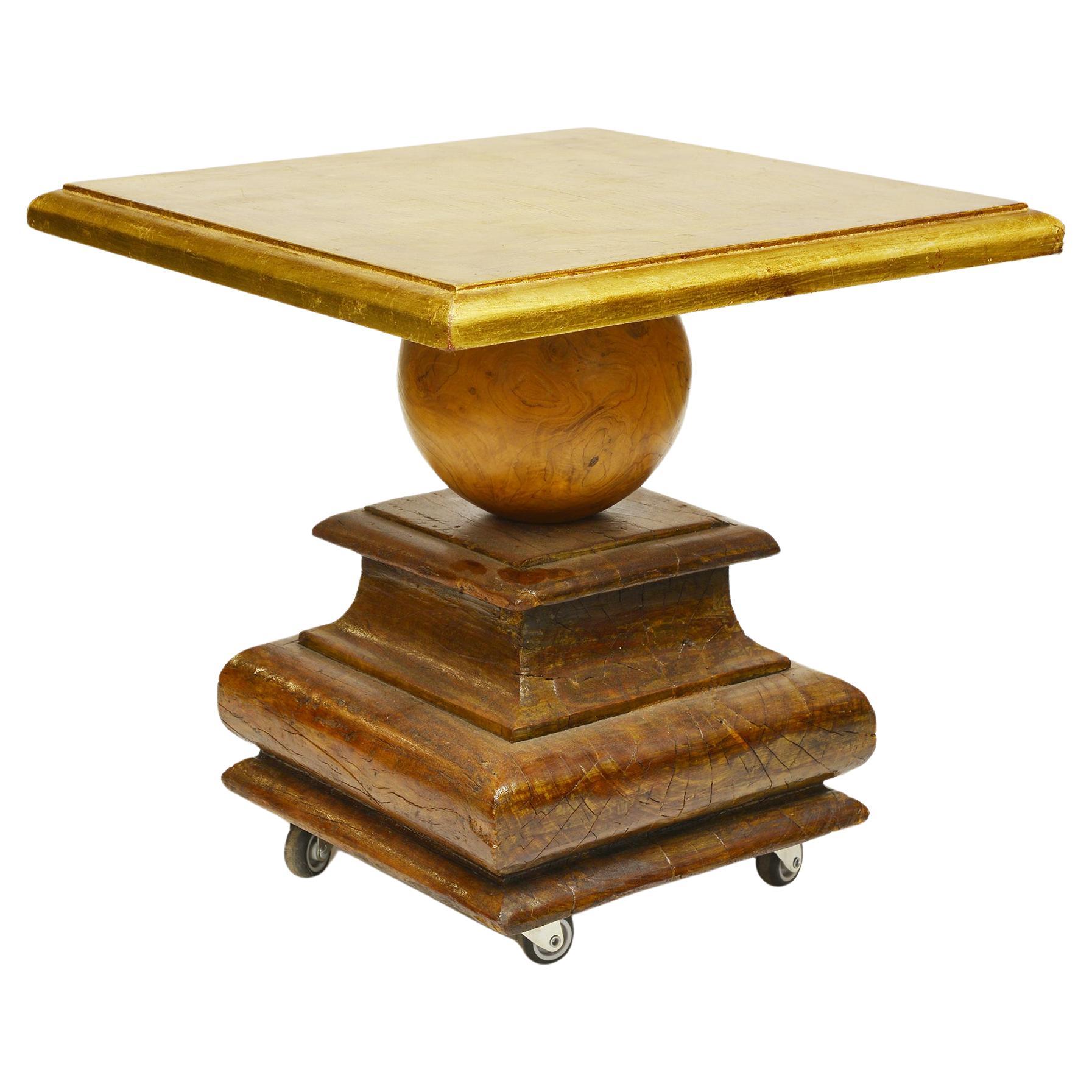 20ième siècle Table basse avec plateau doré en vente