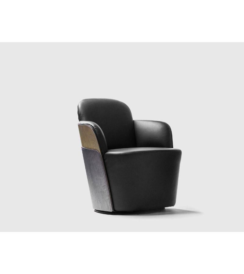 Kleiner Couture-Sessel von Färg & Blanche
Abmessungen: T 70 x B 70 x H 80 cm 
MATERIALIEN: Massivholz Sitzstruktur und gepolstert. Die Rückenlehne Exterior besteht aus zwei zusammengenähten Birkensperrholzstücken, die in einer abgenutzten Farbe