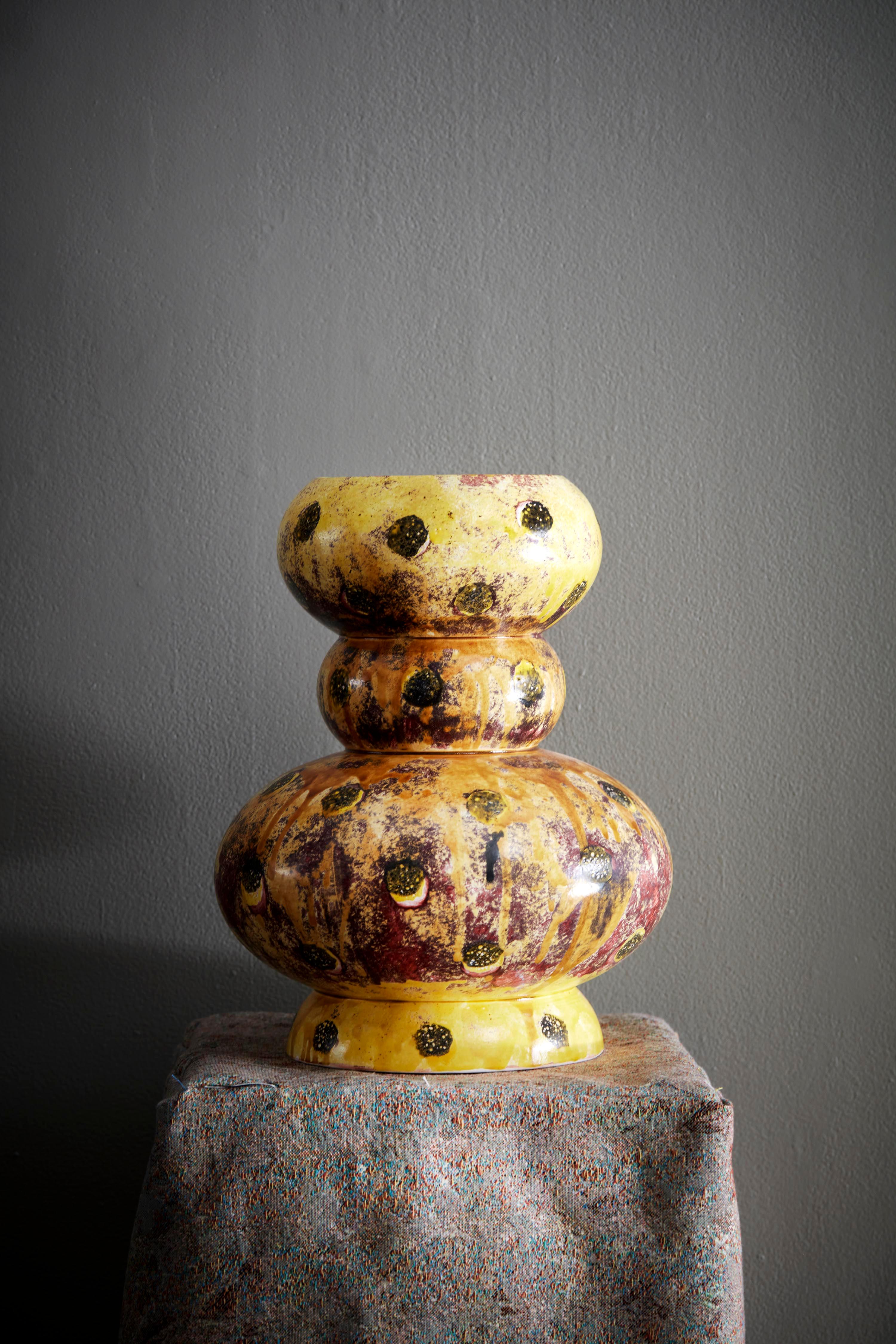 Vaso scultoreo in ceramica di Martyn Thompson, smaltato a mano nei toni del giallo oro e dell'ambra con dettagli in superficie a puntini. La forma arrotondata e a gradini e lo smalto stratificato conferiscono profondità e calore, catturando la luce