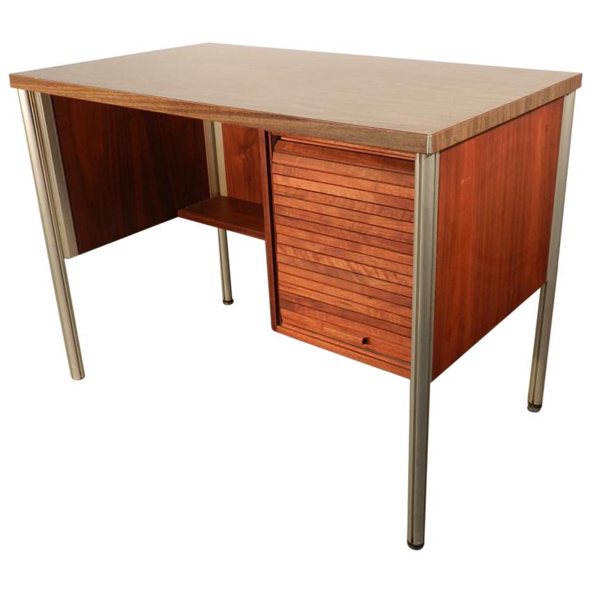 Piccola scrivania in alluminio, impiallacciatura di noce e piano laminato, circa 1960 in vendita