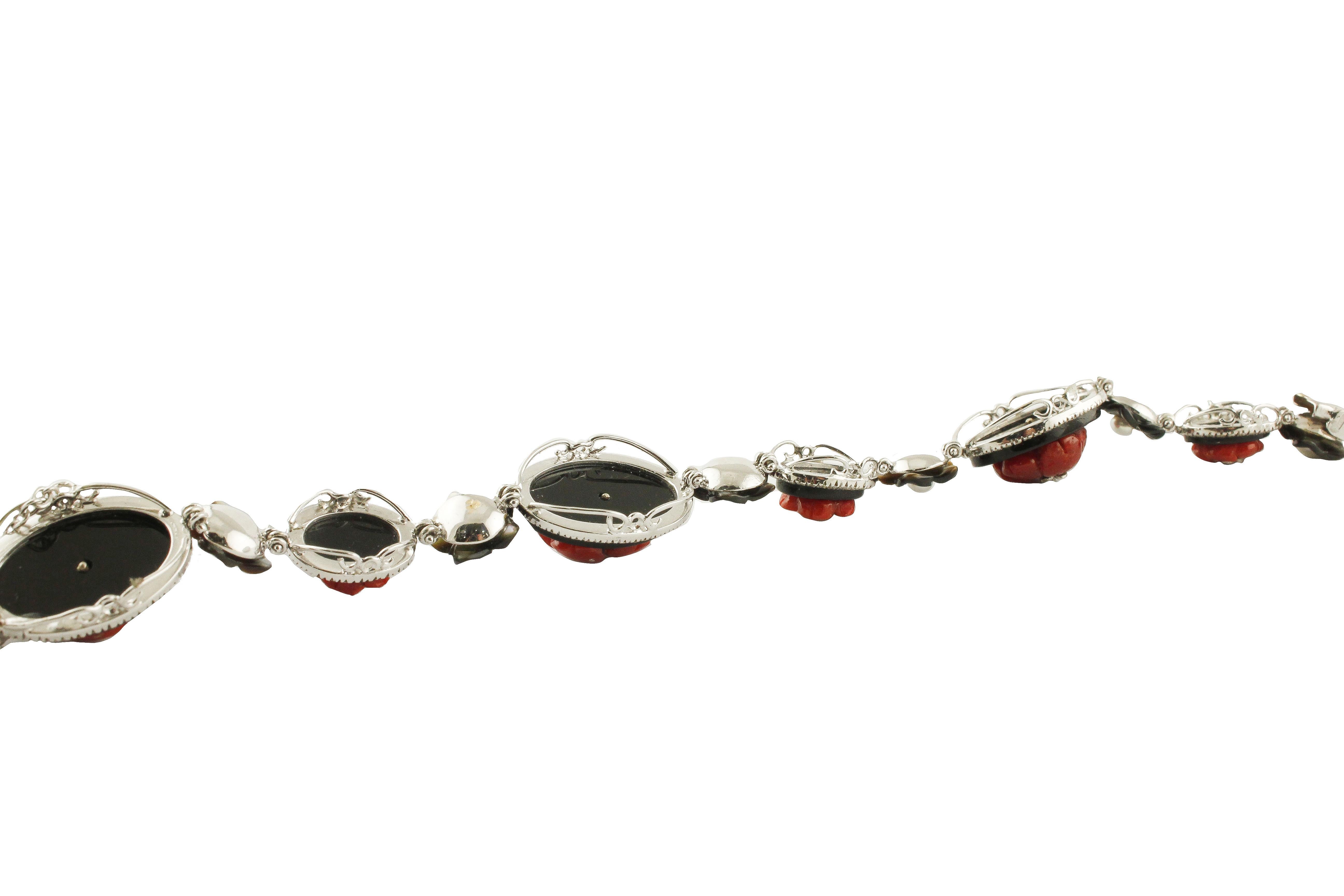 Taille brillant Bracelet en or blanc, petits diamants, onyx, pierres, corail rouge, petites perles en vente