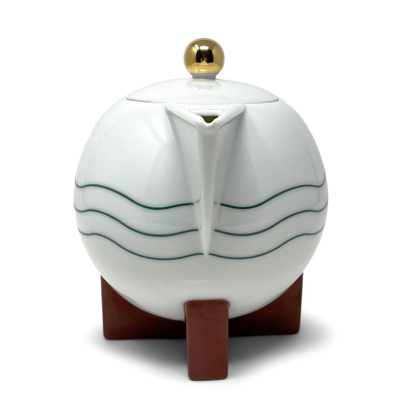 Forse il design più noto di Michael Graves (1934-2015) per Swid Powell, The Little Dripper (1986) è una caffettiera da 10 tazze nata dalla preferenza di Graves per il caffè a goccia e dalla mancanza di caffettiere a goccia che soddisfacessero i suoi