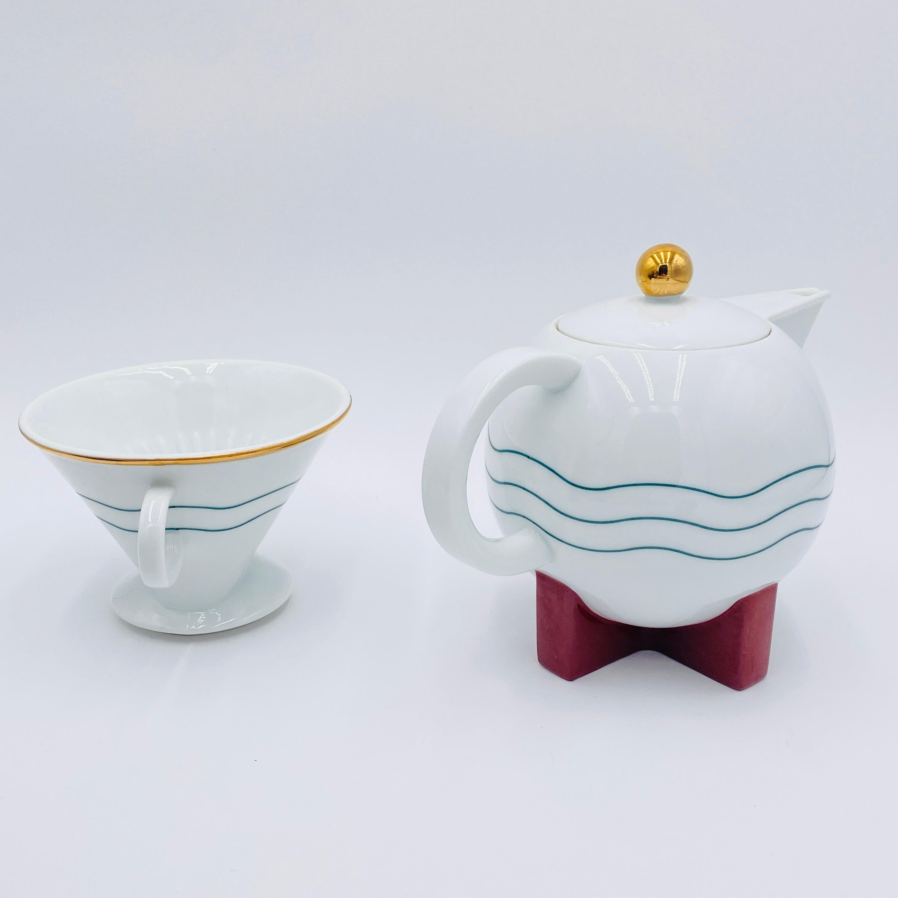 Perhaps Michael Graves’ (1934-2015) most well-known design for Swid Powell, The Little Dripper (1986) is a 10-cup coffee pot born from Graves’ preference for drip coffee and a lack of available drip coffee makers that met his aesthetic standards.