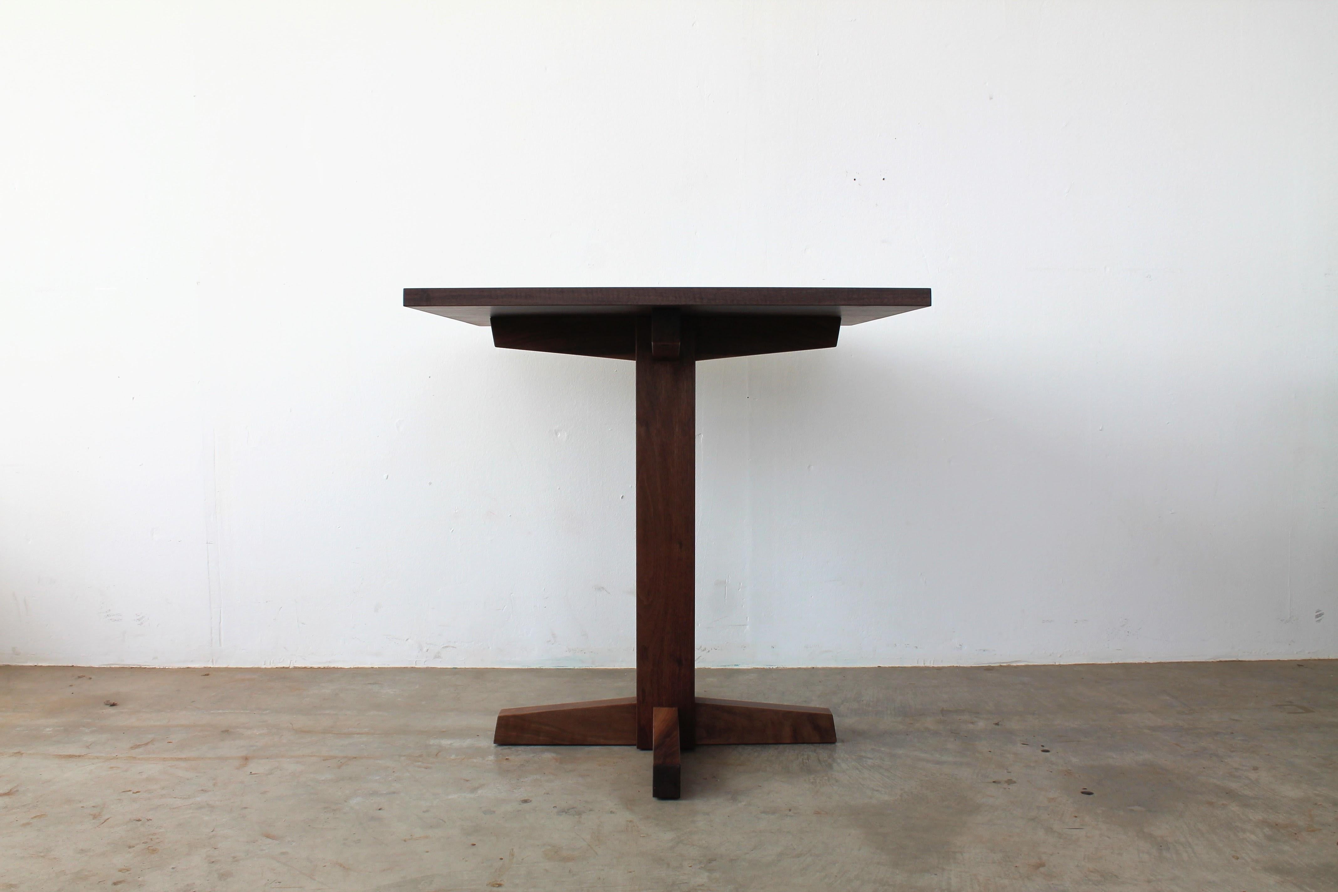 Inspirée par les lignes simples et épurées des guéridons Shaker, la table Little Dume est idéale pour les petits espaces qui ont besoin d'une surface de comptoir supplémentaire. Créez un coin repas dans un coin vide de la cuisine avec une chaise et